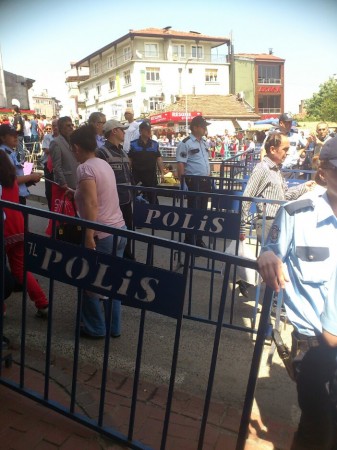 Kutlamalar sırasında Bartın Emniyet Müdürlüğü'ne bağlı çok sayıda polis geniş güvenlik önlemi aldı.