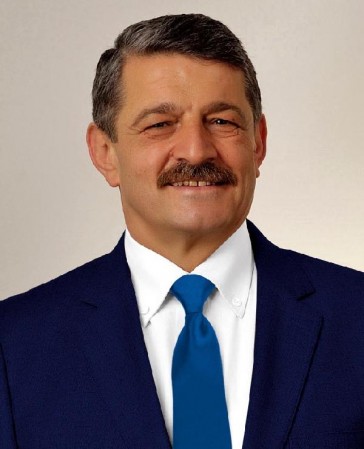 BARTIN'DA YENIDEN BELEDIYE BASKANI SECILEN MHP'LI CEMAL AKIN, PARTI BINASI ONUNDE PASTALI KUTLAMA YAPTI. FOTO-AYHAN ACAR-BARTIN-DHA