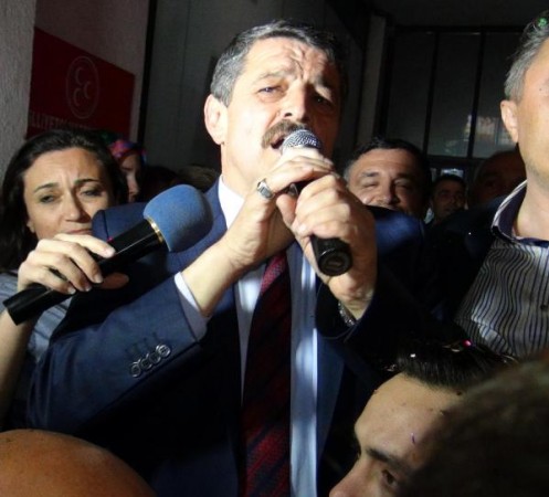BARTIN'DA YENIDEN BELEDIYE BASKANI SECILEN MHP'LI CEMAL AKIN, PARTI BINASI ONUNDE PASTALI KUTLAMA YAPTI. FOTO-AYHAN ACAR-BARTIN-DHA