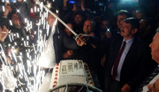 BARTIN'DA YENIDEN BELEDIYE BASKANI SECILEN MHP'LI CEMAL AKIN, PARTI BINASI ONUNDE PASTALI KUTLAMA YAPTI. FOTO-AYHAN ACAR-BARTIN-DHA