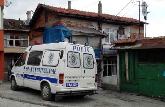 BARTIN'DA SOBADAN SIZAN GAZDAN ZEHIRLENEN NECATI KEMANCI VE KIZI HAYRIYE KEMANCI OLDU. POLIS EVDE INCELEME YAPTI. FOTO-AYHAN ACAR-BARTIN-DHA