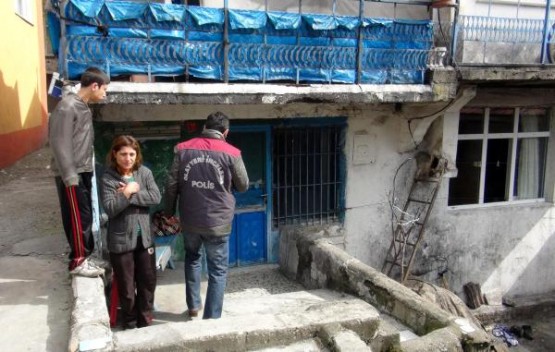 BARTIN'DA SOBADAN SIZAN GAZDAN ZEHIRLENEN NECATI KEMANCI VE KIZI HAYRIYE KEMANCI OLDU. POLIS EVDE INCELEME YAPTI. FOTO-AYHAN ACAR-BARTIN-DHA