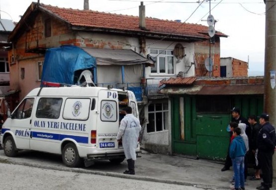 BARTIN'DA SOBADAN SIZAN GAZDAN ZEHIRLENEN NECATI KEMANCI VE KIZI HAYRIYE KEMANCI OLDU. POLIS EVDE INCELEME YAPTI. FOTO-AYHAN ACAR-BARTIN-DHA