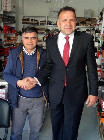 BARTIN'IN ULUS ILCESI'NDE BAGLI KUMLUCA BELDE BELEDIYESI'NDE MHP'LI ISMAIL CAN(FOTOGRAFTAKI), SON OLARAK OZEL KALEM SEKRETERLIGINI YAPTIGI AK PARTI'LI METIN CETIN'E KARSI SECIMI KAZANARAK BELEDIYE BASKANI OLDU. FOTO-AYHAN ACAR-BARTIN-DHA