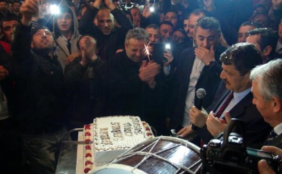BARTIN'DA YENIDEN BELEDIYE BASKANI SECILEN MHP'LI CEMAL AKIN, PARTI BINASI ONUNDE PASTALI KUTLAMA YAPTI. FOTO-AYHAN ACAR-BARTIN-DHA
