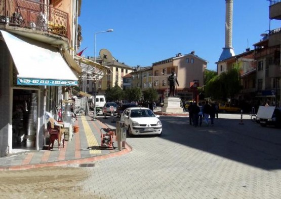 BARTIN'IN ULUS ILCESI'NDE BAGLI KUMLUCA BELDE BELEDIYESI'NDE MHP'LI ISMAIL CAN(FOTOGRAFTAKI), SON OLARAK OZEL KALEM SEKRETERLIGINI YAPTIGI AK PARTI'LI METIN CETIN'E KARSI SECIMI KAZANARAK BELEDIYE BASKANI OLDU. FOTO-AYHAN ACAR-BARTIN-DHA