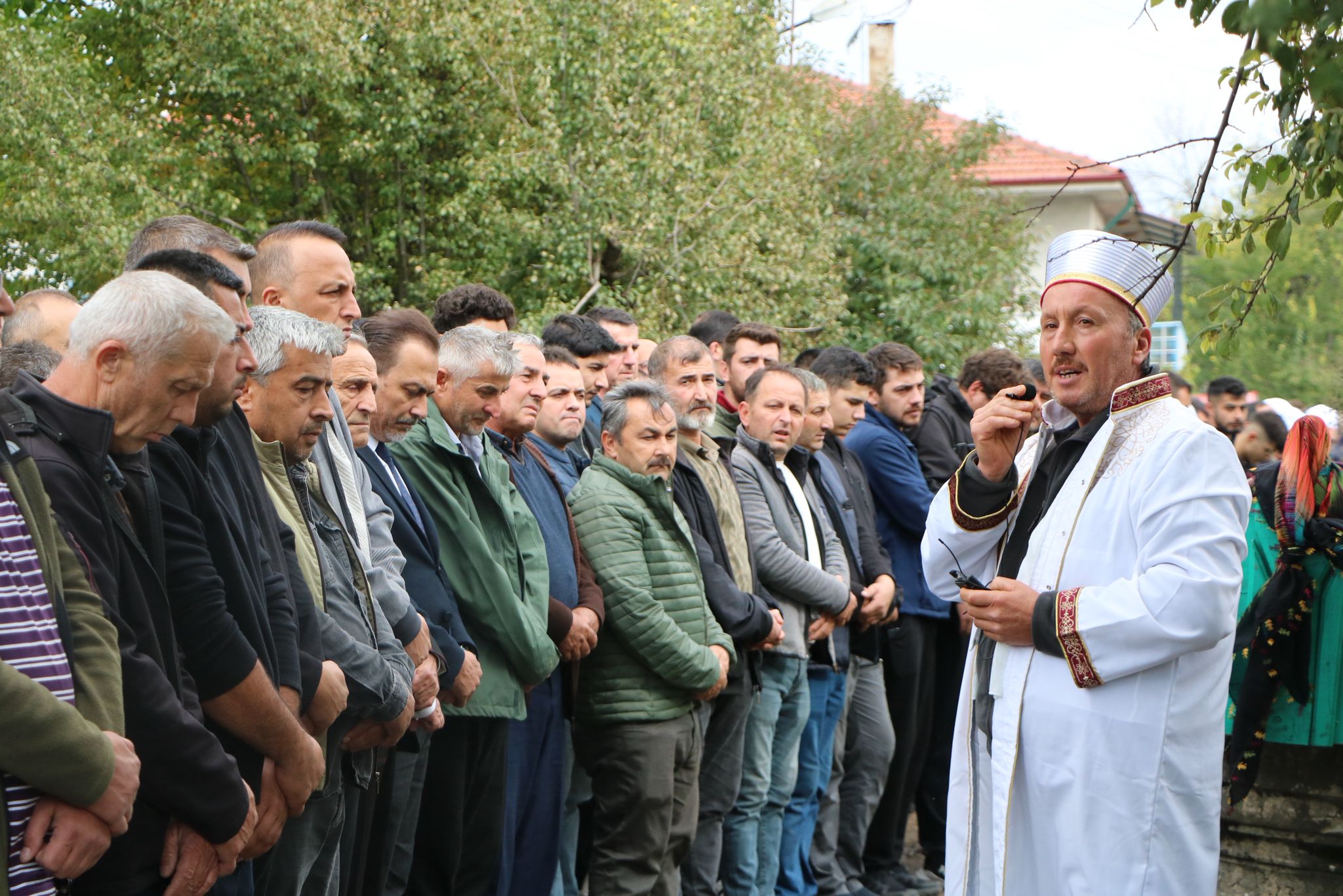 BARTIN’da alkollü sürücüsünün kullandığı otomobilin çarptığı hemşirelik öğrencisi Edanur Tatlıoğlu (23), memleketi Bolu’da gözyaşlarıyla toprağa verildi.
Kaza, dün saat 08.30 sıralarında, Bartın-Zonguldak kara yolunun Çatmaca mevkisinde meydana geldi. Furkan Turan’ın (30), Çatmaca'dan Zonguldak istikametine giderken kontrolünü yitirdiği 06 RLK 06 plakalı otomobil, önce önünde seyreden ve sola dönüş yapmak isteyen F.R.U. yönetimindeki 34 BST 780 plakalı otomobile, ardından kaldırımda servis aracını beklemek için durağa doğru yürüyen Bartın Üniversitesi Sağlık Bilimleri Fakültesi Hemşirelik bölümü son sınıf öğrencisi Edanur Tatlıoğlu'na çarptı. Edanur Tatlıoğlu, kaza yerinde yaşamını yitirdi. Olayın ardından gözaltına alınan Furkan Turan ise dün tutuklandı.