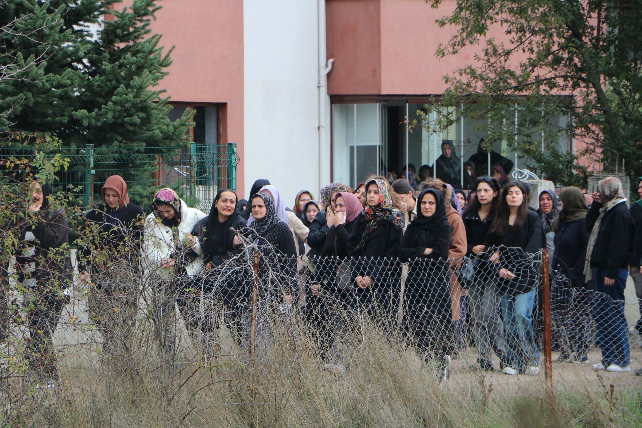 Edanur Tatlıoğlu'nun cenazesi, Bartın’daki işlemlerinin ardından ailesi tarafından teslim alınıp, memleketi Bolu'nun Tatlar köyüne getirildi. Baba ocağında helallik alınması sırasında Edanur'un yakınları gözyaşı döktü. Köy camisinde cuma namazının ardından kılınan cenaze namazında baba Cevdet Tatlıoğlu, gözyaşlarını tutamadı. Ailenin 4 çocuğundan Edanur Tatlıoğlu, köy mezarlığında son yolculuğuna uğurlandı.