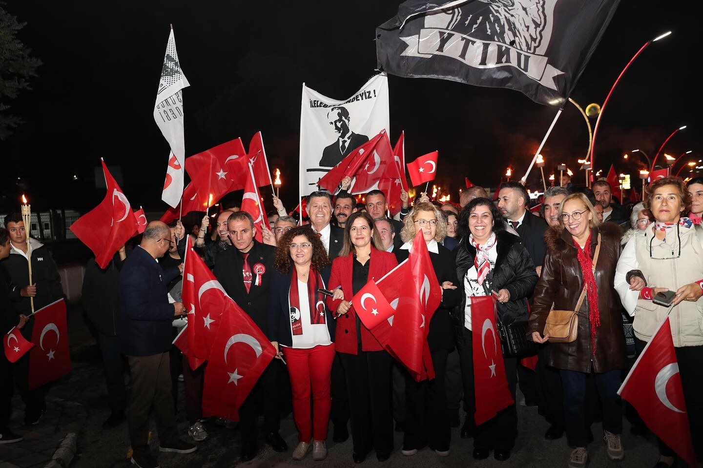 Yürüyüş güzergâhı boyunca yoğun ilgiyle karşılanan Başkan Yalçınkaya, vatandaşların coşkusuna alkışlarla eşlik etti.