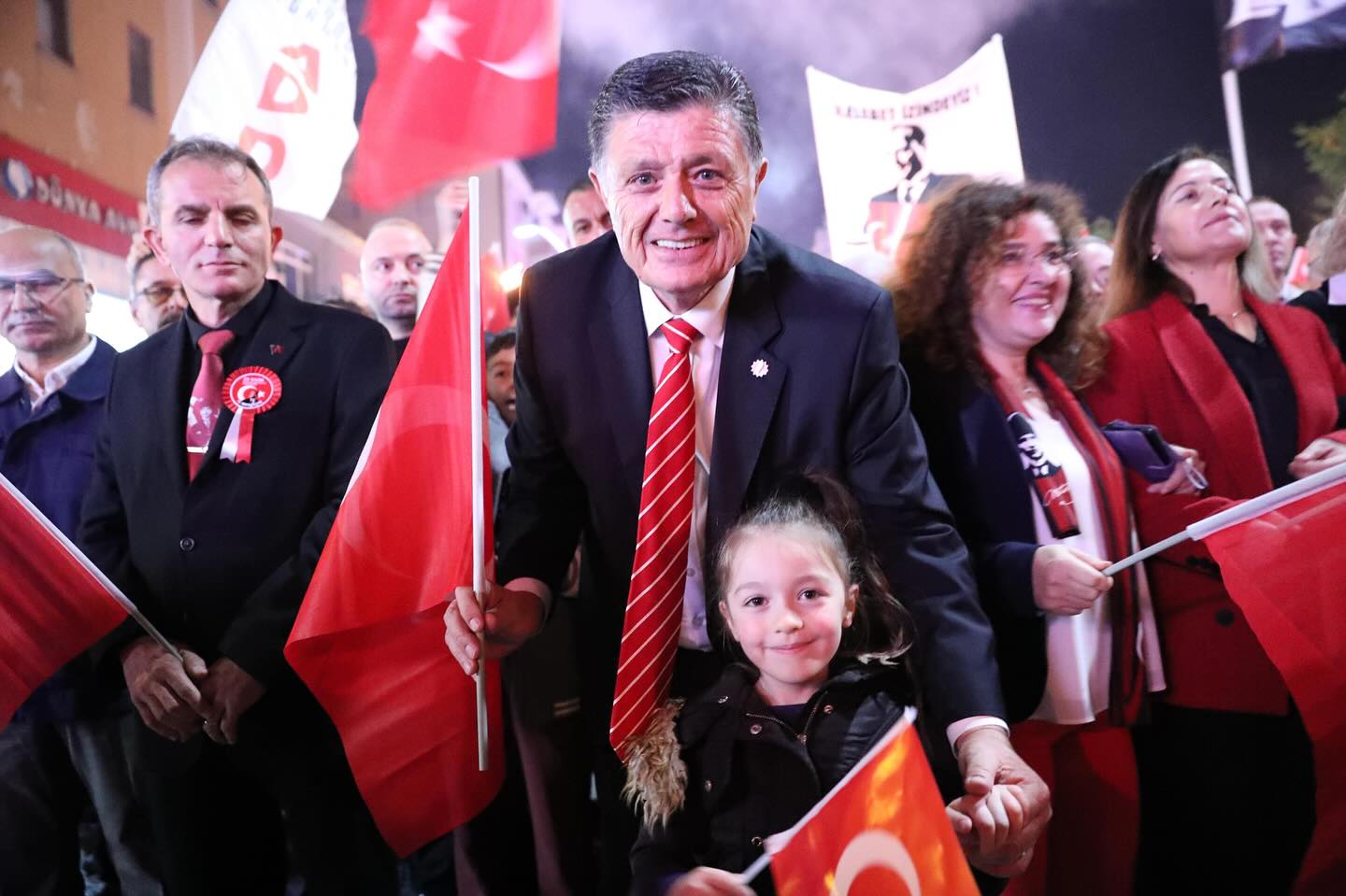 Bartın Belediye Başkanı Muhammet Rıza Yalçınkaya, program sonunda yaptığı açıklamada; “Bartın halkının gösterdiği yoğun ilgiden duyduğu memnuniyeti dile getirdi. Yoğun ilginin olduğu bu etkinlikle Cumhuriyet Bayramı coşkusunu hep birlikte yaşadık. Binlerce vatandaşımızın katılımıyla Belediyemizin önünden başlattığımız fener alayı yürüyüşü ve Ünlü Sanatçı Emre Fel’in birbirinden değerli şarkılarıyla, 102. yılımıza yakışır şekilde, ilk günkü heyecan ve mutlulukla Cumhuriyetimizin coşkusunu sokaklara ve meydanlara sığmayarak kutladık. Cumhuriyetimizin kurucusu Gazi Mustafa Kemal Atatürk ve silah arkadaşlarını rahmet ve minnetle anıyor, milletimizin 29 Ekim Cumhuriyet Bayramı’nı yürekten kutluyorum” dedi.