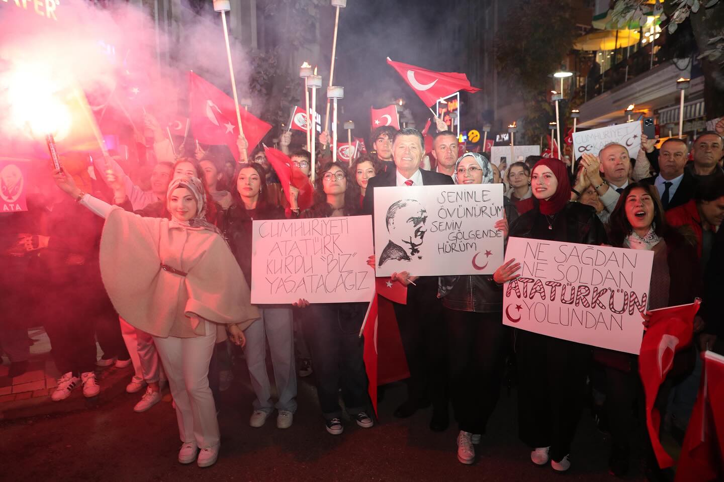 Başkan Yalçınkaya, fener alayında vatandaşlarla birlikte yürüyerek Cumhuriyet coşkusuna ortak oldu.
