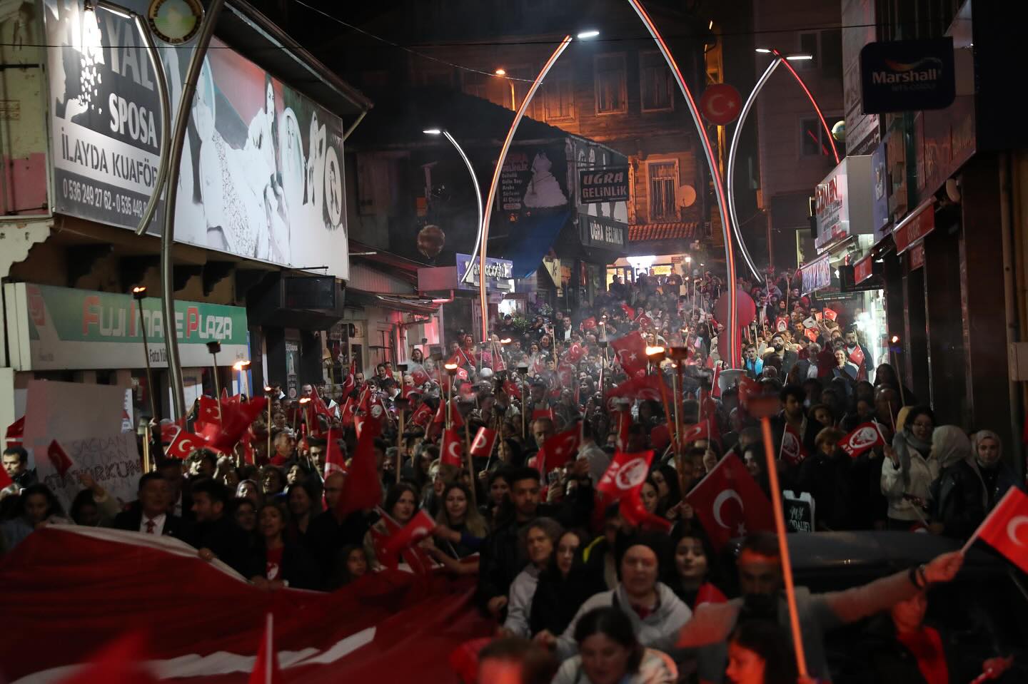 Ellerinde bayraklarla yürüyen vatandaşlar, marşlar söyleyerek Cumhuriyetin 102. yıl dönümünü büyük bir coşkuyla kutladı.