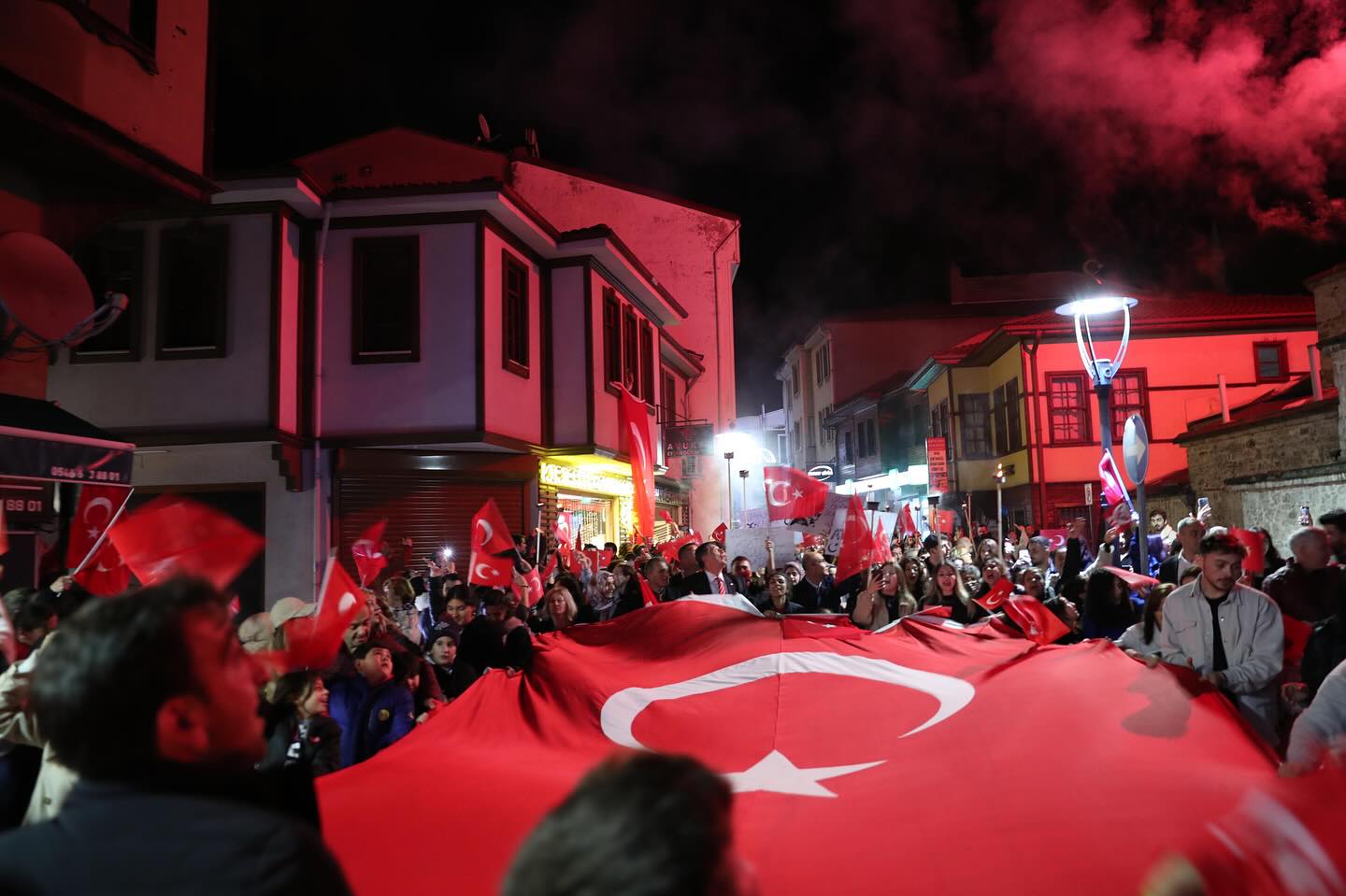 Akşam saatlerinde Bartın Belediyesi önünden başlayan Fener Alayı Yürüyüşü, Türk bayrakları ve meşalelerle kent sokaklarını kırmızı-beyaza boyadı.
