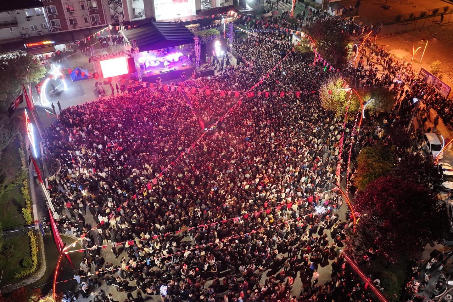 Alanı dolduran binlerce kişi, ellerindeki bayraklarla şarkılara eşlik ederek Cumhuriyet Bayramı coşkusunu doyasıya yaşadı.
