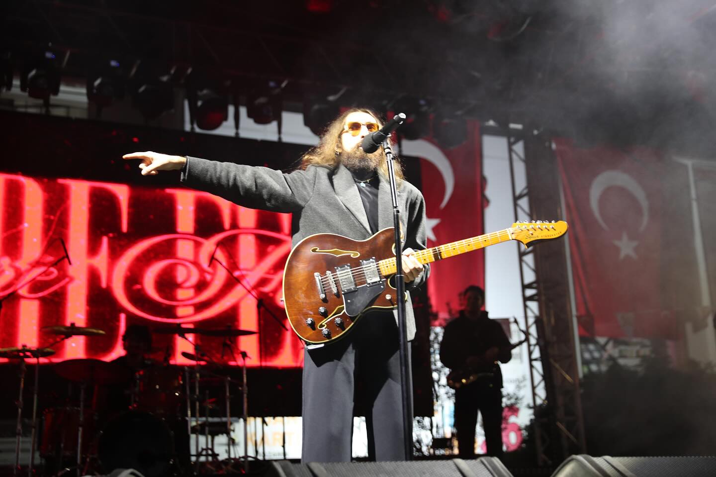 Fener alayının ardından Cumhuriyet Meydanı’nda Lazer ve havai fişek gösterilerinin ardından gerçekleştirilen konserde, Ünlü Sanatçı Emre Fel, sahne performansı ve sevilen şarkılarıyla Bartınlılara unutulmaz bir gece yaşattı.