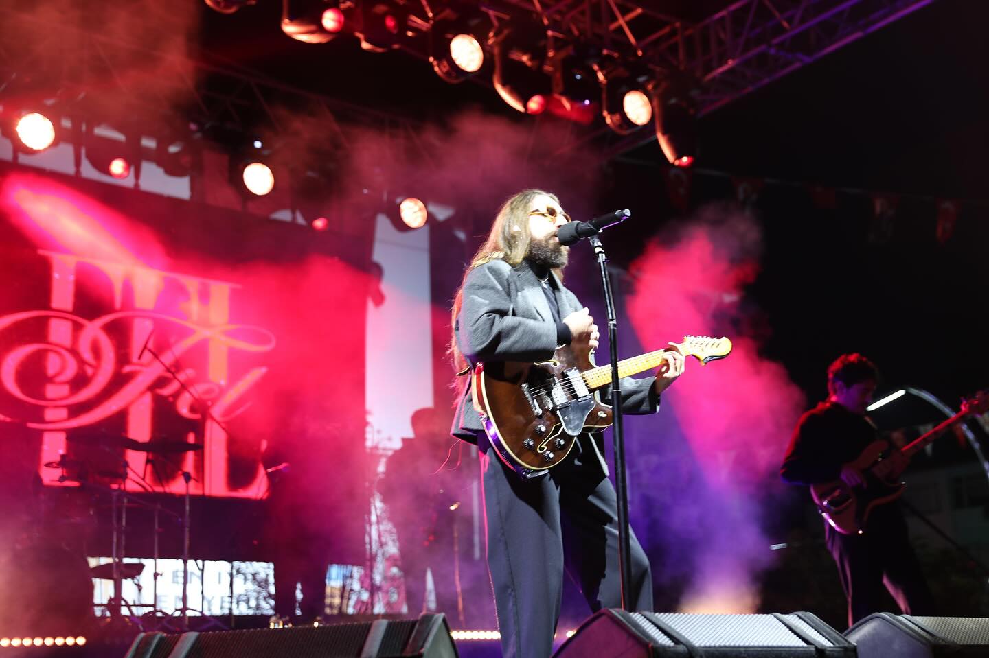 Cumhuriyet Bayramı Kutlama Programı çerçevesinde Bartın Belediyesi tarafından organize edilen Fener Alayı Yürüyüşü ve ardından düzenlenen Ünlü Sanatçı Emre Fel konseri, binlerce vatandaşın katılımıyla unutulmaz bir geceye sahne oldu.