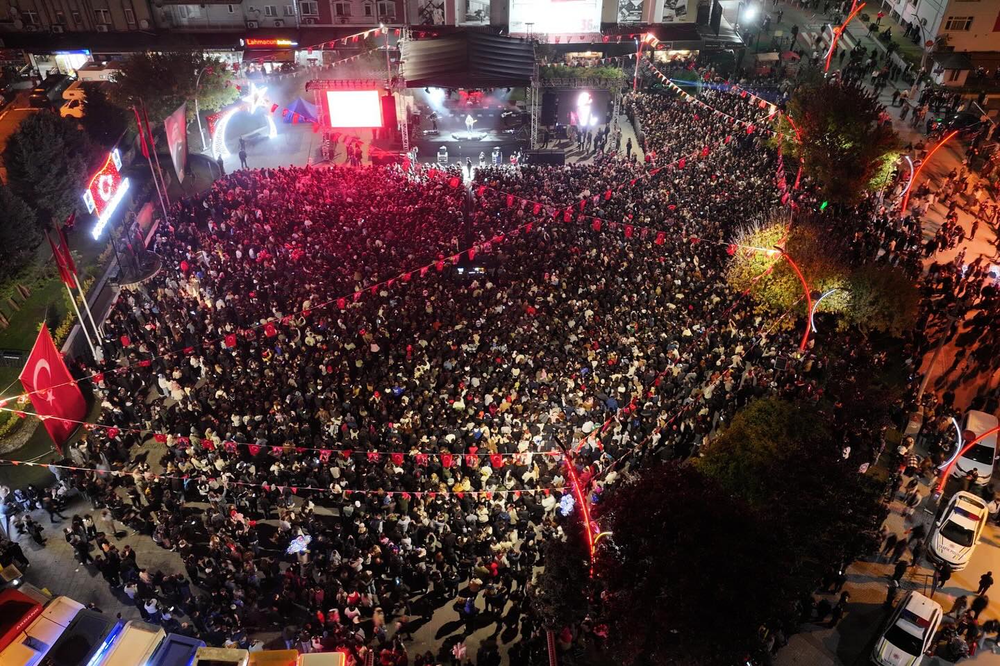 Bartın'da belediyenin düzenlediği Fener Alayı ve Emre Fel konseri binlerce vatandaşın katılımıyla büyük bir coşkuyla kutlandı.