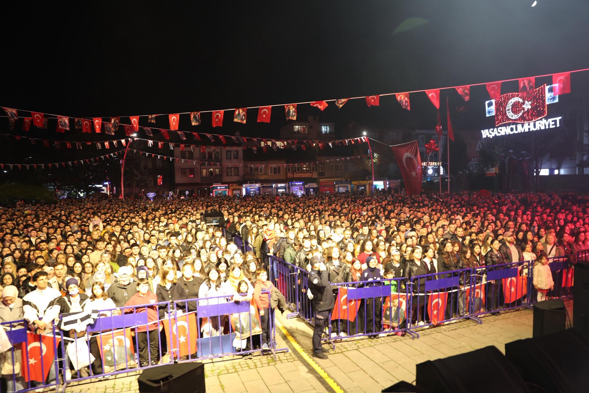 Emre Fel Bartınlılar'ı Coşturdu