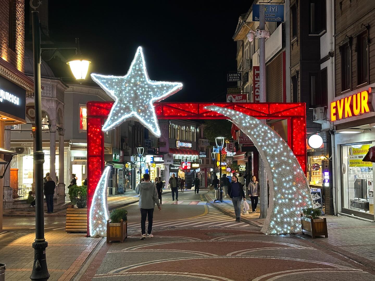Bartın Kırmızı - Beyaz Işıklarla Donatıldı