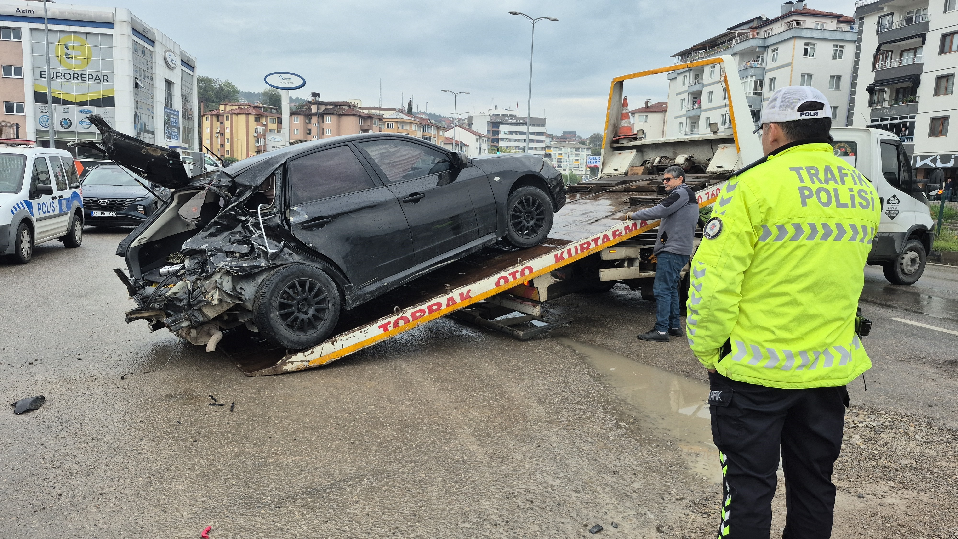 Bartın’da alkollü sürücünün çarpması sonucu hayatını kaybeden 23 yaşındaki üniversite öğrencisi Edanur Tatlıoğlu, memleketi Bolu’da son yolculuğuna uğurlandı. Cenaze namazında genç kızın babası ve kardeşi gözyaşlarına boğuldu.