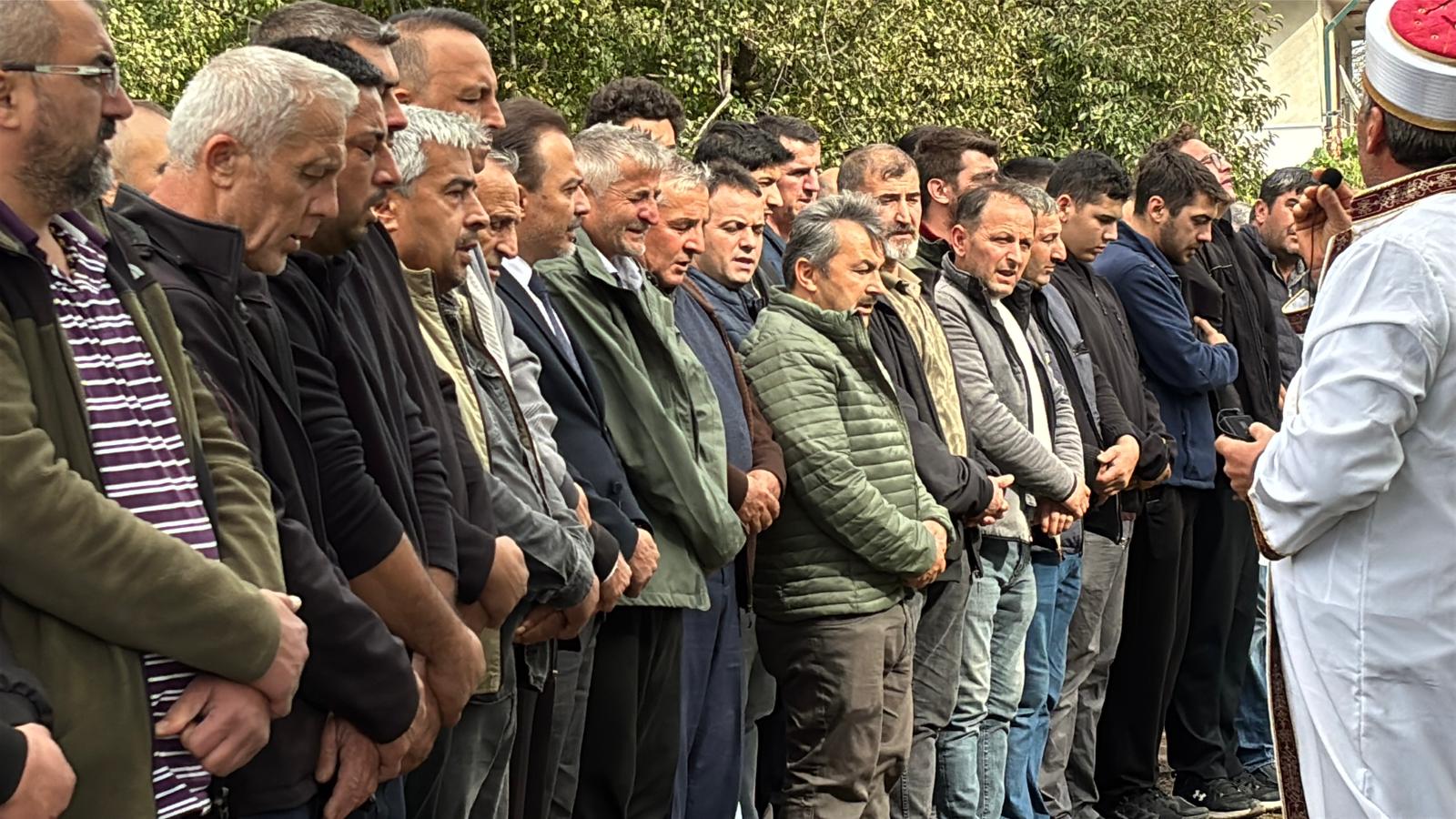 Bartın’da alkollü sürücünün çarpması sonucu hayatını kaybeden 23 yaşındaki üniversite öğrencisi Edanur Tatlıoğlu, memleketi Bolu’da son yolculuğuna uğurlandı. Cenaze namazında genç kızın babası ve kardeşi gözyaşlarına boğuldu.