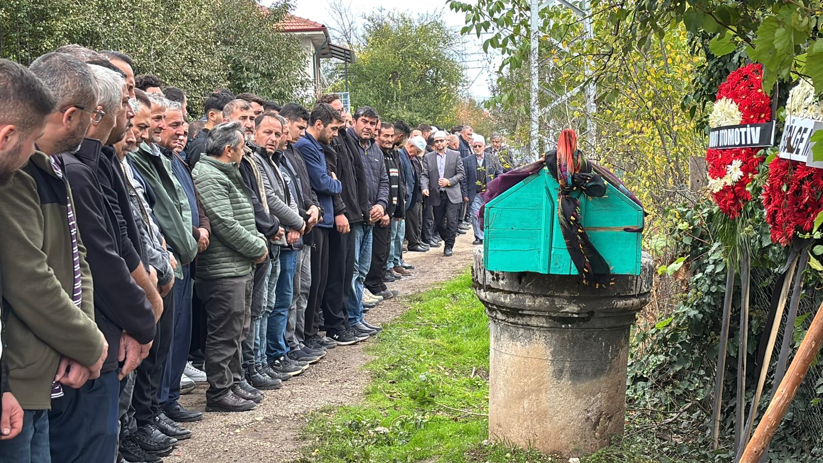 Bartın’da alkollü sürücünün çarpması sonucu hayatını kaybeden 23 yaşındaki üniversite öğrencisi Edanur Tatlıoğlu, memleketi Bolu’da son yolculuğuna uğurlandı. Cenaze namazında genç kızın babası ve kardeşi gözyaşlarına boğuldu.