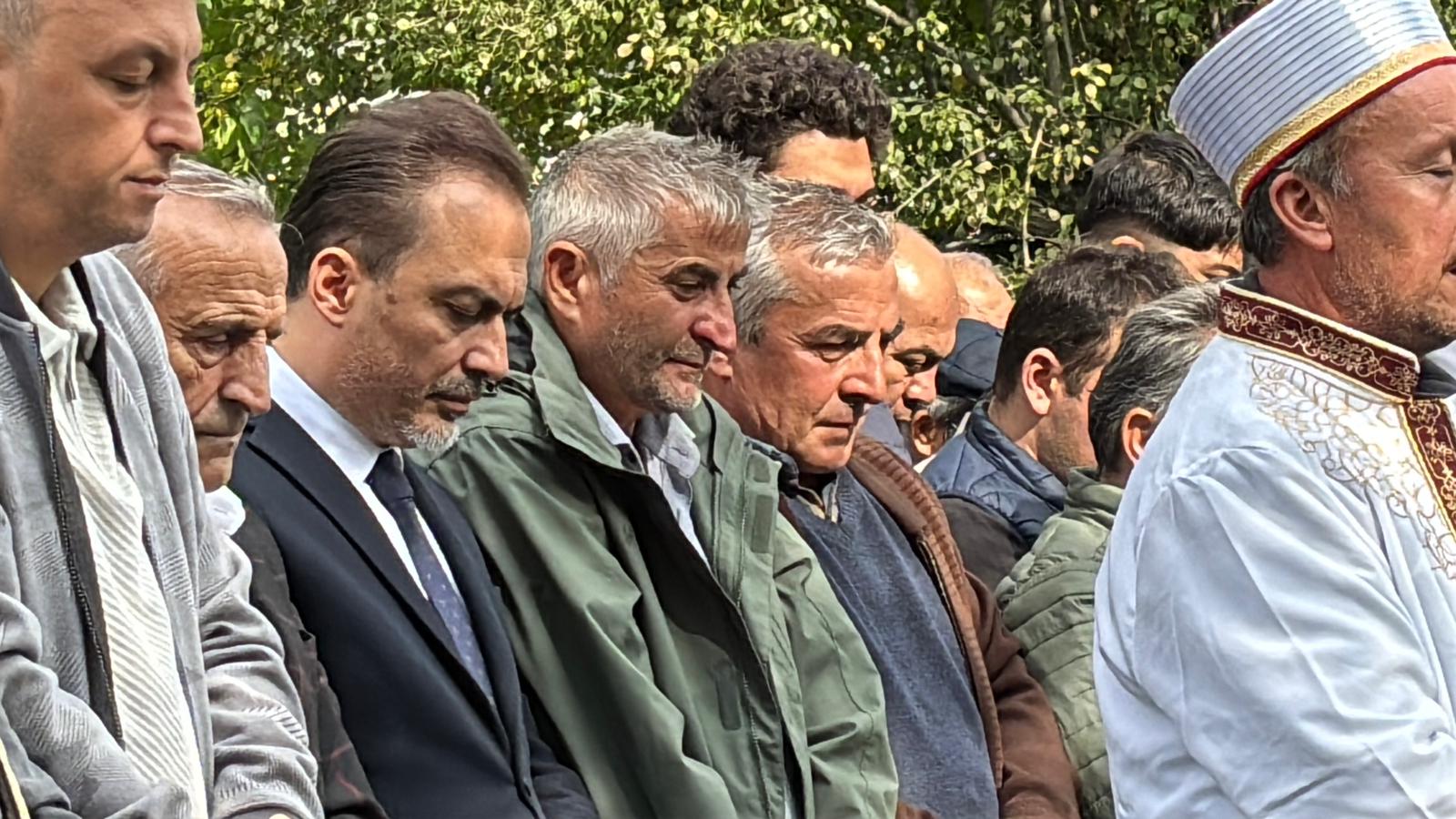 Bartın’da alkollü sürücünün çarpması sonucu hayatını kaybeden 23 yaşındaki üniversite öğrencisi Edanur Tatlıoğlu, memleketi Bolu’da son yolculuğuna uğurlandı. Cenaze namazında genç kızın babası ve kardeşi gözyaşlarına boğuldu.
