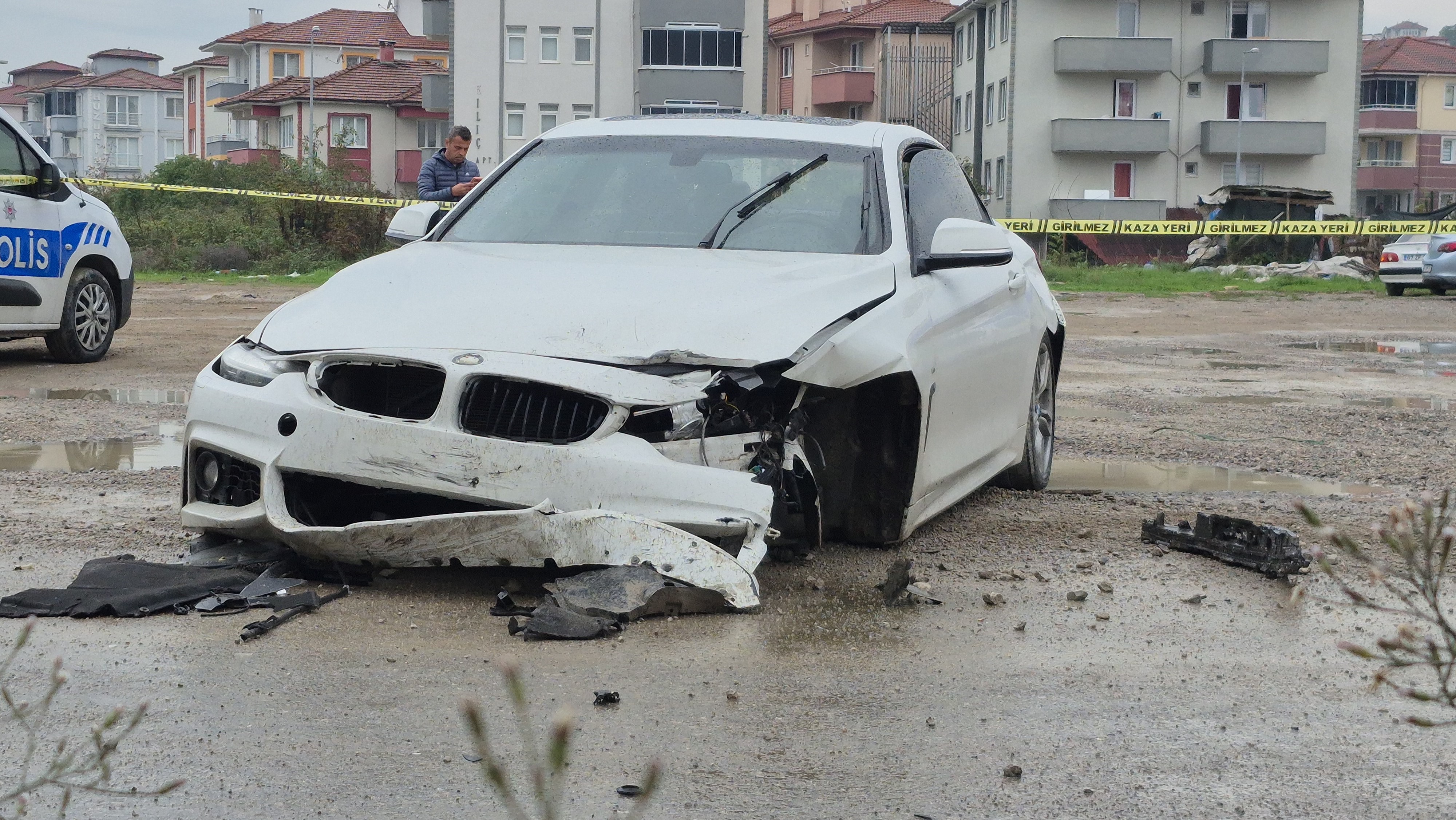 Bartın-Zonguldak yolunun Çatmaca mevkisinde dün saat 08.30 sıralarında alkollü olduğu öğrenilen F.T. (30) idaresindeki 06 RLK 06 plakalı otomobil, önce başka bir otomobile, ardından da kaldırımda servis aracını beklemek için durağa doğru yürüyen Bartın Üniversitesi Sağlık Bilimleri Fakültesi son sınıf öğrencisi Edanur Tatlıoğlu'na (23) çarptı.