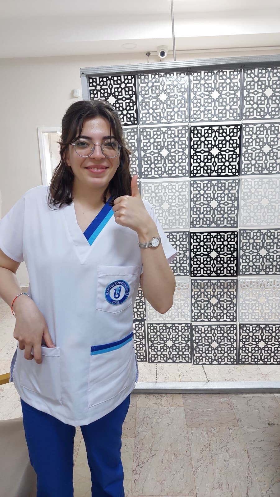 Çarpmanın etkisiyle Tatlıoğlu, yaklaşık 10 metre savruldu. Sağlık görevlilerinin kontrolünde Tatlıoğlu’nun yaşamını yitirdiği belirlendi. Kaza anı ise güvenlik kamerasına saniye saniye yansıdı.