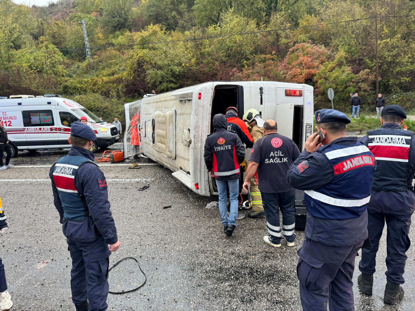 Bartın-Karabük karayolu Kurtköy mevkiinde, organize sanayi bölgesine işçi taşıyan Birol Erkiş (52) idaresindeki 74 AAV 314 plakalı servis devrildi. İhbar üzerine kaza yerine çok sayıda sağlık, itfaiye ve güvenlik ekipleri sevk edildi.