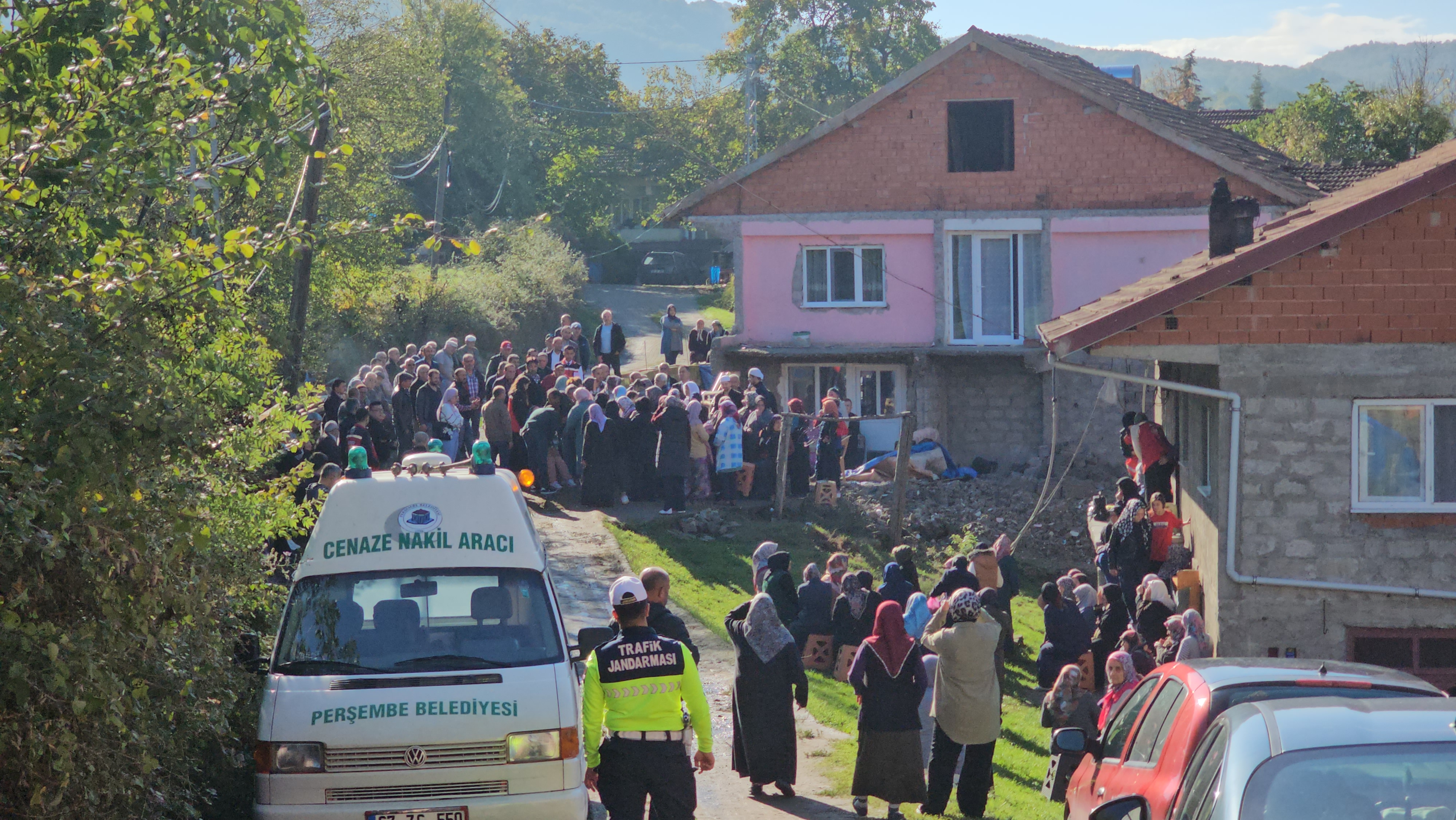 ZONGULDAK'ın Çaycuma ilçesinde, su kuyusunda cansız bedeni bulunan Hasrat Akkuzu’nun (17) cinayet şüphelisi cezaevi firarisi Deniz Boyacı (41) tutuklandı. Boyacı ifadesinde, "Aramızda tartışma çıktı. Boğdum, sonra kuyuya attım" dedi. Akkuzu'nun cenazesi, köyünde son yolculuğuna uğurlandı.