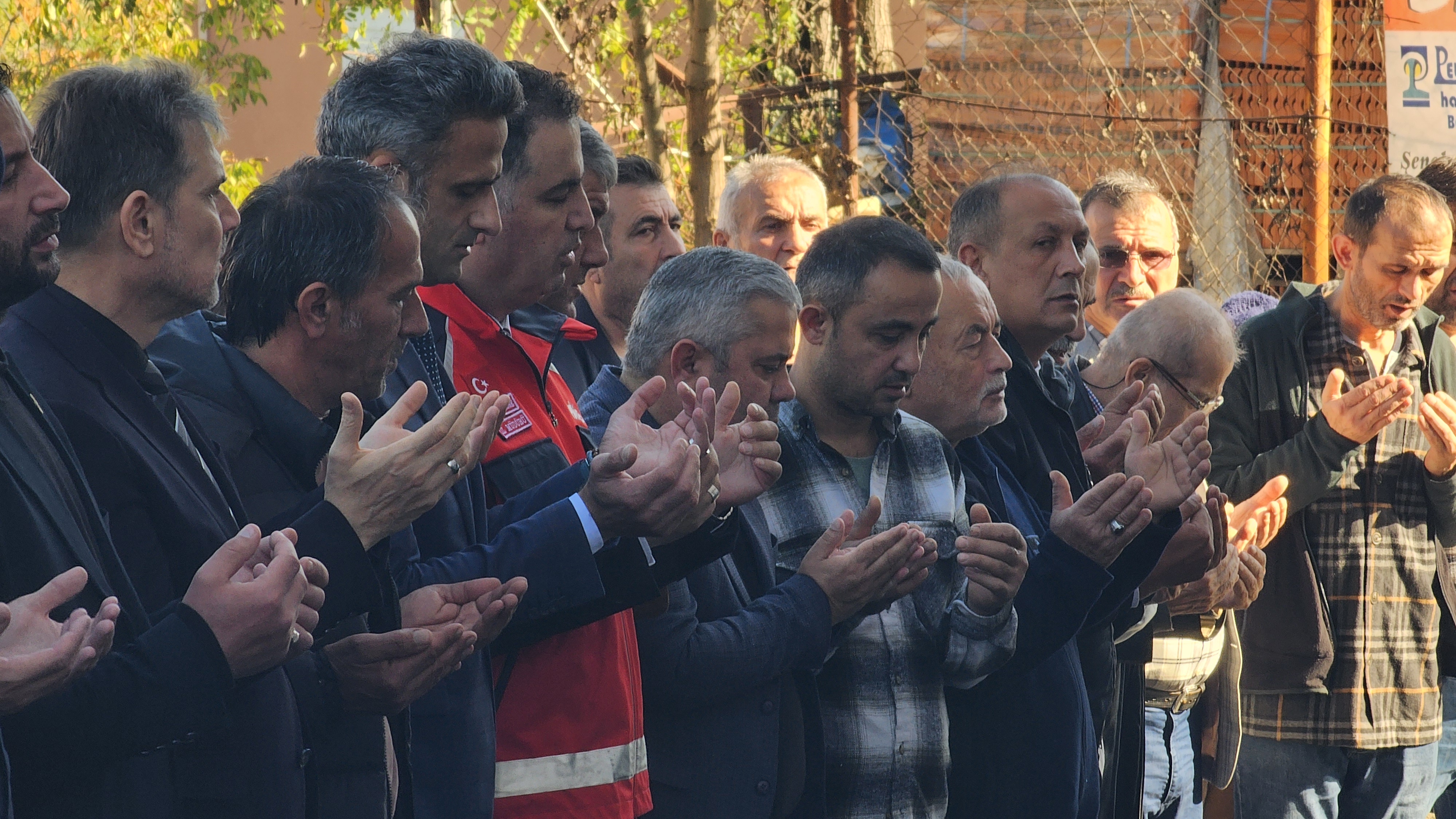 TOPRAĞA VERİLDİ
Öte yandan, Ankara Adli Tıp Kurumu'ndaki otopsi işlemleri tamamlanan Hasret Akkuzu'nun cenazesi, ailesine teslim edildi. Akkuzu'nun cansız bedeni, Perşembe beldesi Kızılbel köyüne getirildi. Bugün, sabah 10.00 sıralarında, babaevinin önünde dua edilip helallik alındı. Hasret'in babası Şenal Akkuzu'nun güçlükle ayakta durabildiği görülürken, yakınları tabutun başında gözyaşı döktü. Saat 11.00'de de köy camisinde kılınan cenaze namazının ardından Hasret Akkuzu, dua ve gözyaşlarıyla toprağa verildi.