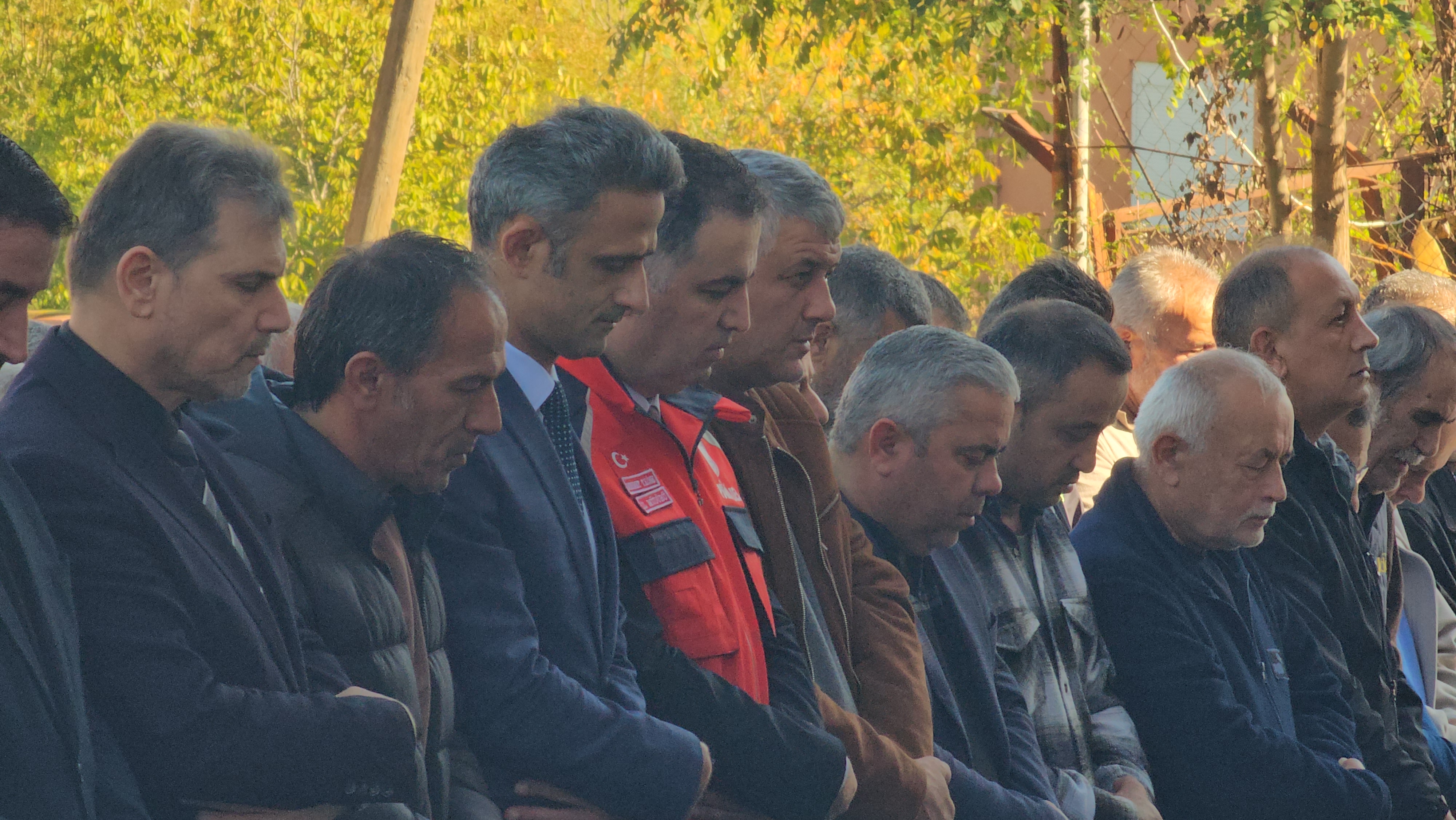 ZONGULDAK'ın Çaycuma ilçesinde, su kuyusunda cansız bedeni bulunan Hasrat Akkuzu’nun (17) cinayet şüphelisi cezaevi firarisi Deniz Boyacı (41) tutuklandı. Boyacı ifadesinde, "Aramızda tartışma çıktı. Boğdum, sonra kuyuya attım" dedi. Akkuzu'nun cenazesi, köyünde son yolculuğuna uğurlandı.