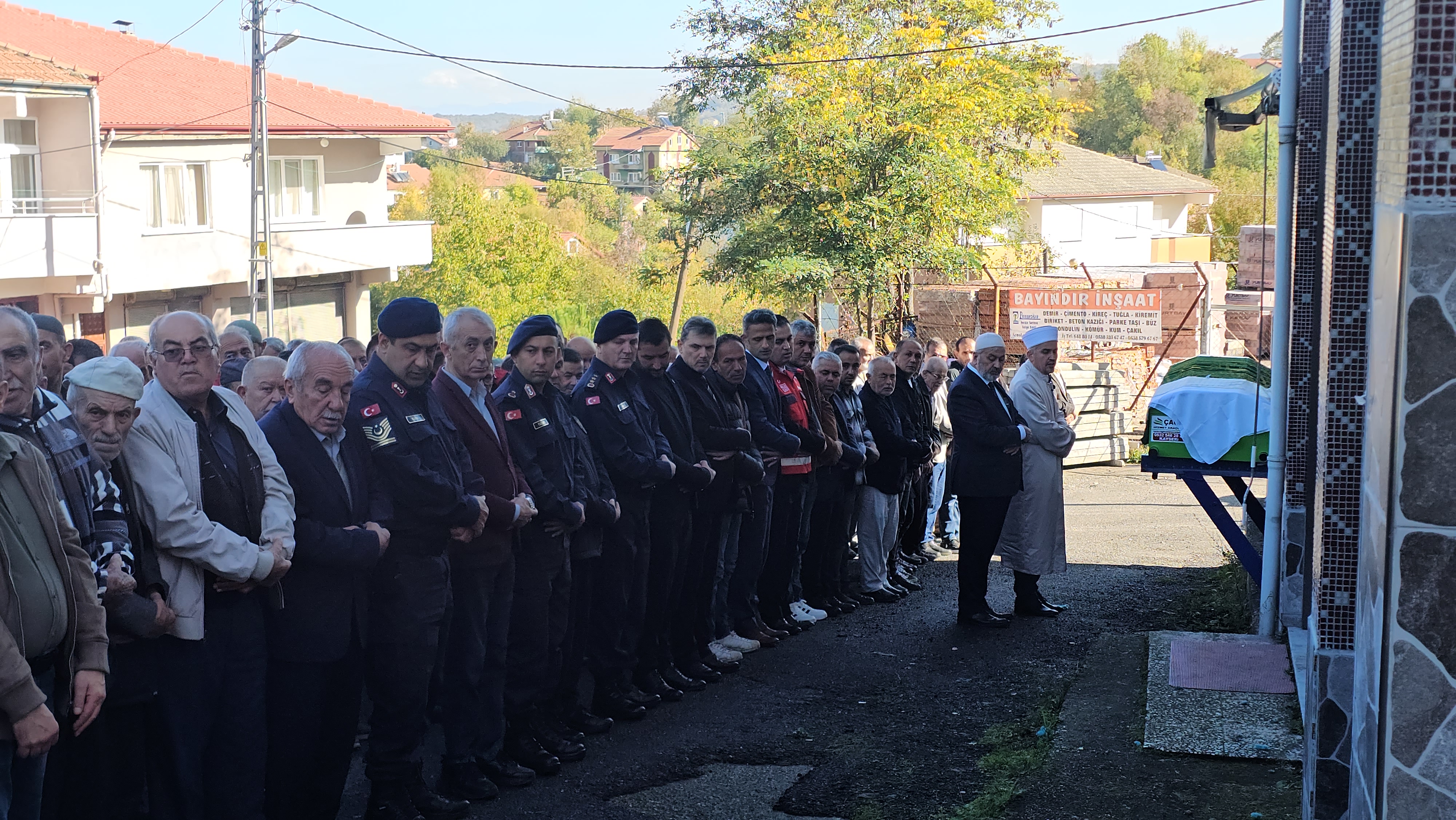 ZONGULDAK'ın Çaycuma ilçesinde, su kuyusunda cansız bedeni bulunan Hasrat Akkuzu’nun (17) cinayet şüphelisi cezaevi firarisi Deniz Boyacı (41) tutuklandı. Boyacı ifadesinde, "Aramızda tartışma çıktı. Boğdum, sonra kuyuya attım" dedi. Akkuzu'nun cenazesi, köyünde son yolculuğuna uğurlandı.