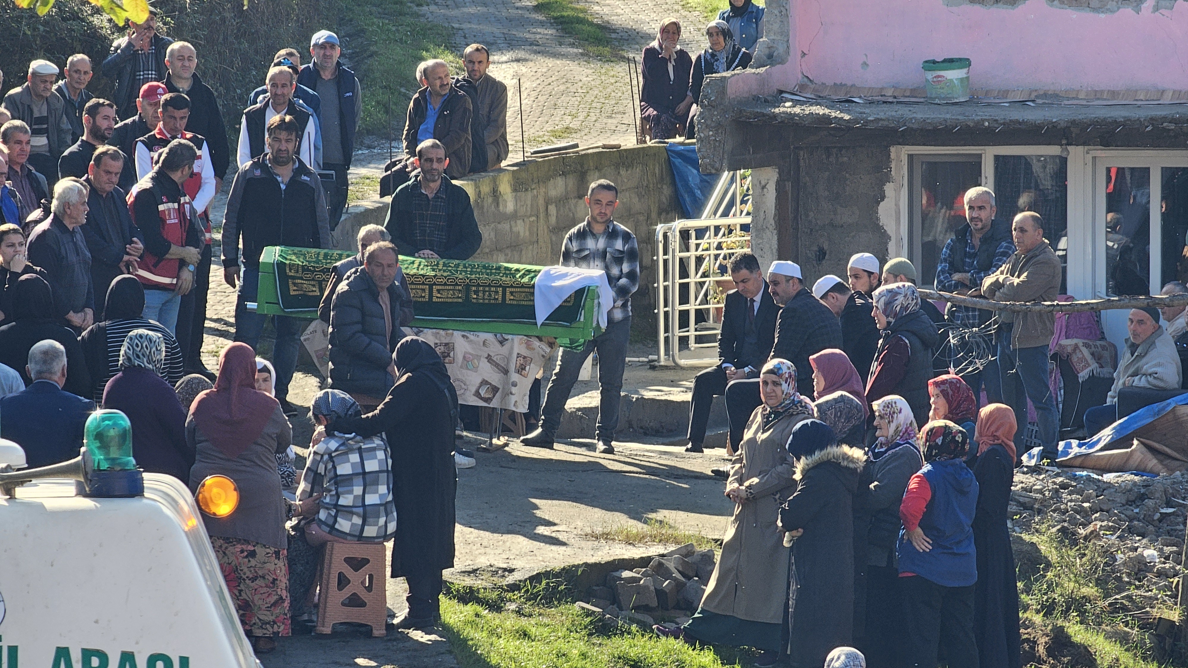Çaycuma ilçesi Perşembe beldesi Koramanlar köyü kırsalına 19 Ekim günü hayvan otlatmaya giden köylüler, su kuyusunda bir ceset bulup ihbarda bulundu. 12 Ekim’den beri haber alınamayan Hasret Akkuzu’nun ailesi, morgda cesedi teşhis etti. Akkuzu’nun cansız bedeni, otopsi yapılmak üzere Ankara Adli Tıp Kurumu'na gönderildi.