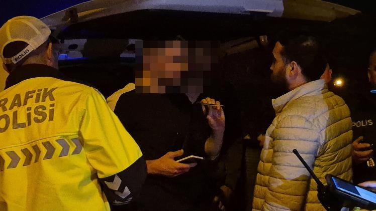Bıçaklı kavgaya karışan 2 kişi, olay yerine gelen polis ekiplerini görünce araca binerek kaçmaya çalıştı. Şahıslar polislerin kovalamacası sonucu yakalanarak gözaltına alındı.