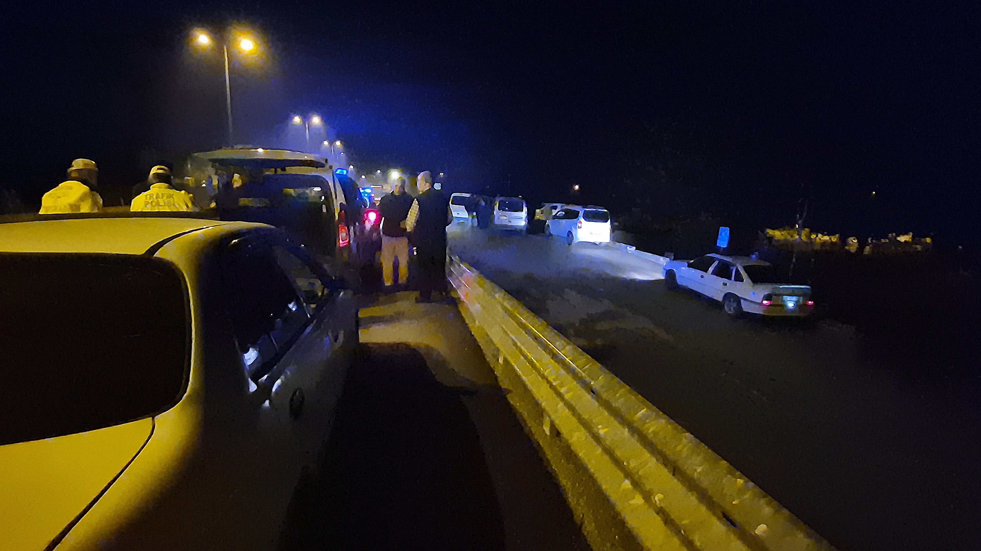Edinilen bilgiye göre Bartın Karaçay Mahallesi'ndeki çay kenarında buluşan arkadaşların alacak verecek kavgası kanlı bitti. Tartışmanın bıçaklı kavgaya dönüştüğü olayda, S.B. yaralanarak, Bartın Devlet Hastanesi'ne kaldırıldı.