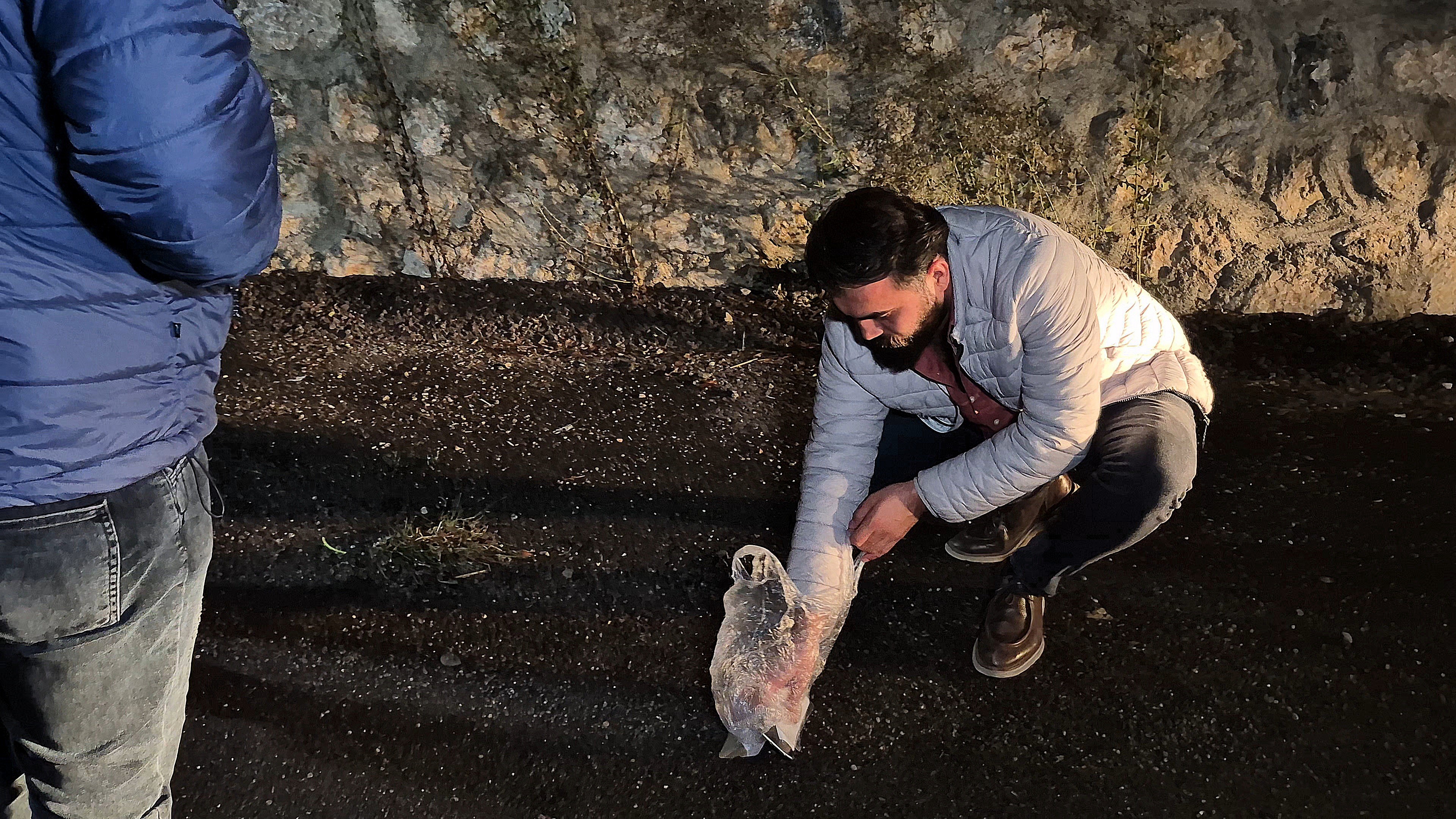 Yaralının sağlık durumunun iyiye gittiği, tedavisinin tamamlanmasının ardından şahsın polis merkezine götürüleceği belirtildi.
Gözaltına alınan 2 kişinin sağlık raporu için önce hastaneye, ardından ifade ve işlemler için ise polis merkezine götürüldü.
Kavgayla ilgili başlatılan tahkikatın sürdüğü öğrenildi.