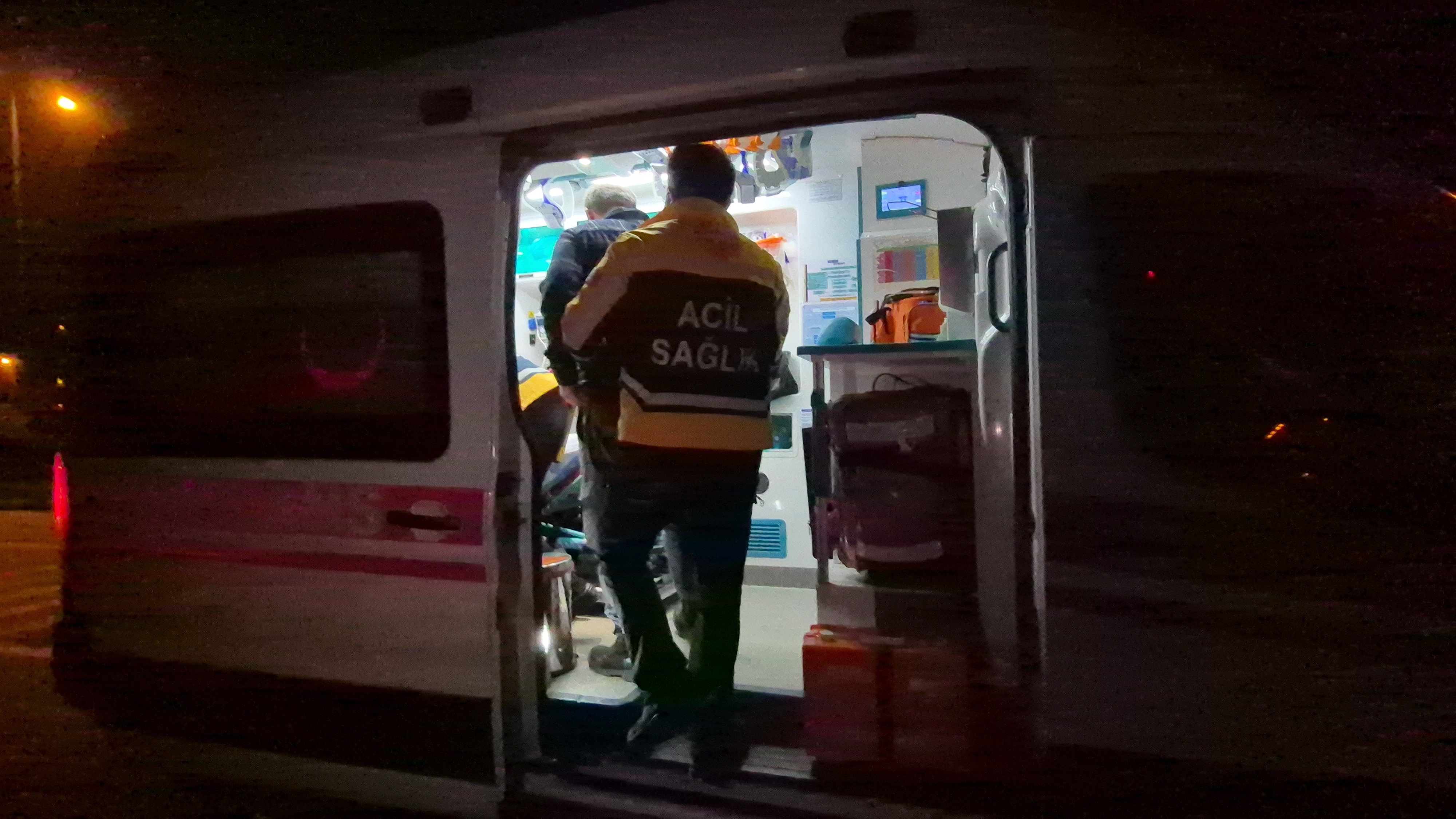Ekipler olay yerinde yaptığı arama ve incelemelerde ise yol kenarında taraflardan birine ait olduğu belirlenen ve parçalanmış halde cep telefonu buldu. Ekipler, telefonun parçalarını toplayarak, muhafaza altına aldı.