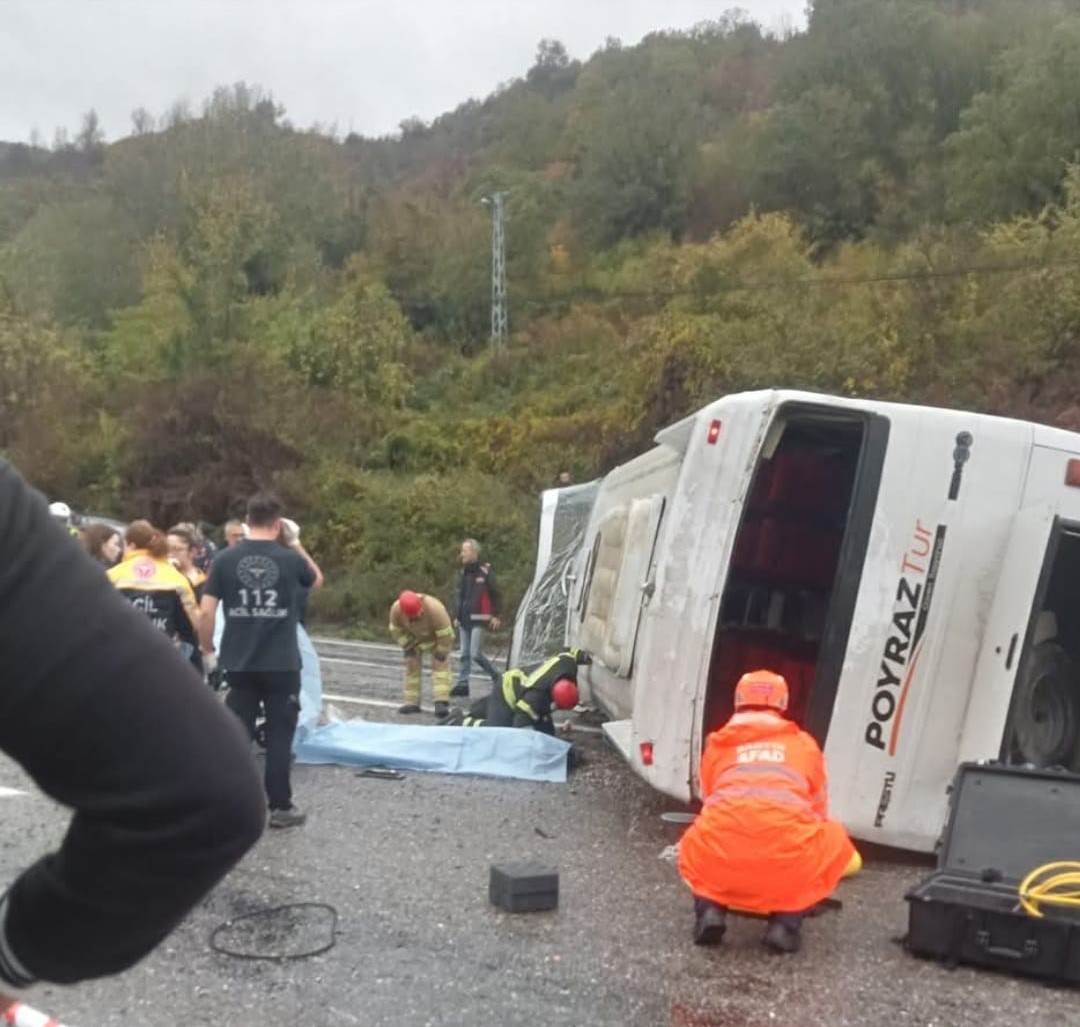 Bartın'da yağmur nedeniyle kayganlaşan yolda işçi servisi devrildi. Kazada 1 kişi ölürken, 19 kişi de yaralandı.