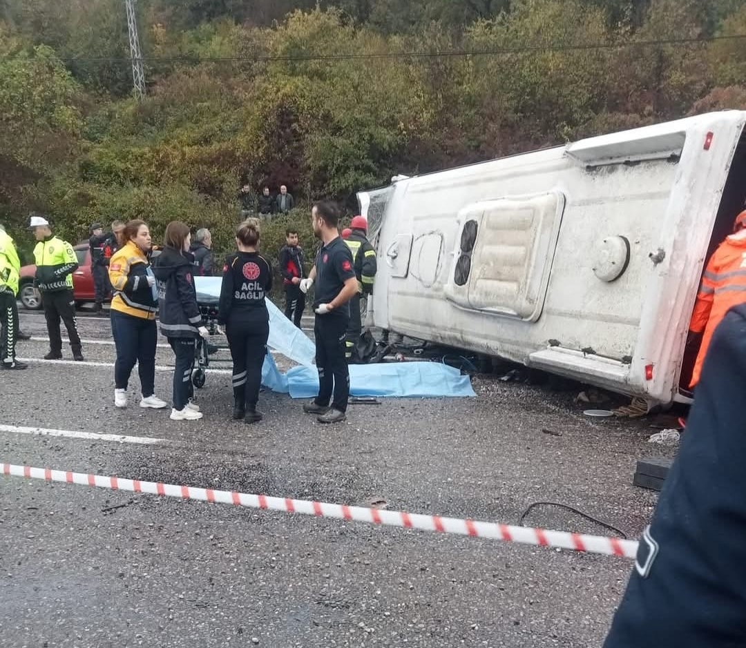 Sağlık ekipleri, araçta bulunan işçilerden Fatma Demircan'ın (49) hayatını kaybettiğini belirledi.