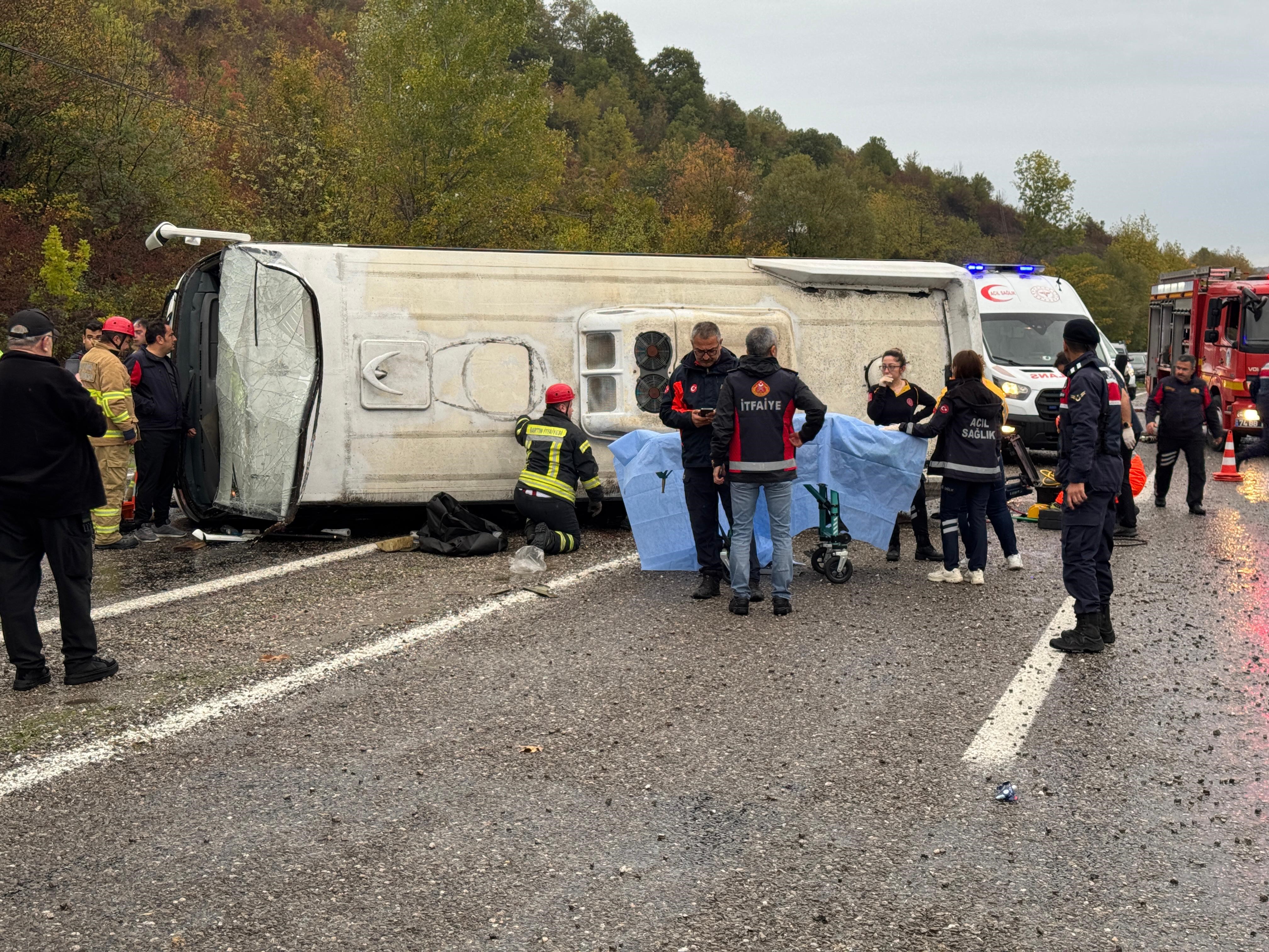 Yaralanan 19 kişi ise ilk müdahaleleri sonrası ambulanslarla çevredeki hastanelere kaldırıldı. Demircan'ın cansız bedeni de inceleme sonrası morga götürüldü.