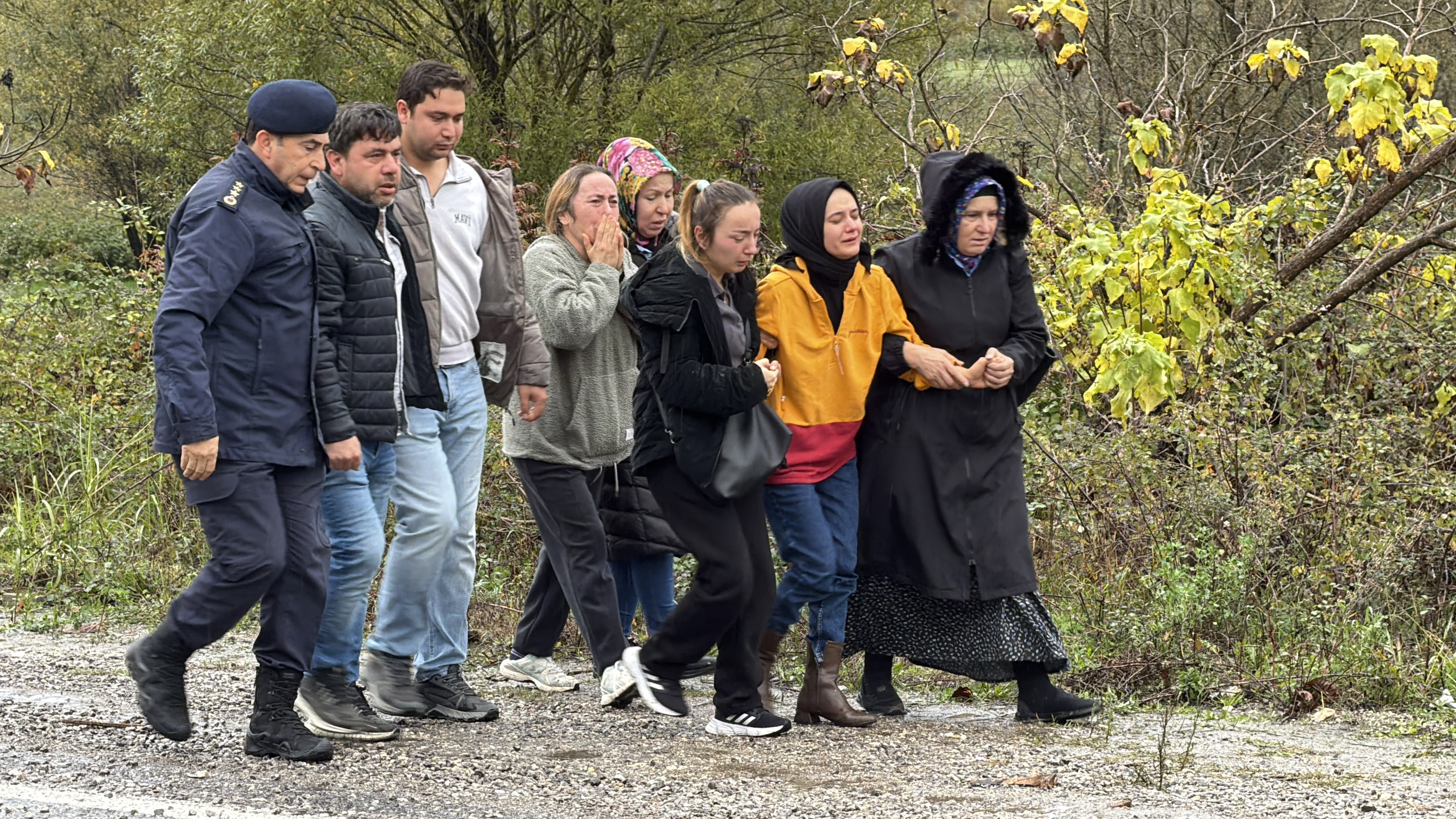 YAKINLARI SİNİR KRİZİ GEÇİRDİ
Bartın-Karabük kara yolunda işçi servisinin devrildiği kazada yaşamını yitiren Fatma Demircan'ın bölgeye gelen yakınları, acı haberle sinir krizleri geçirdi