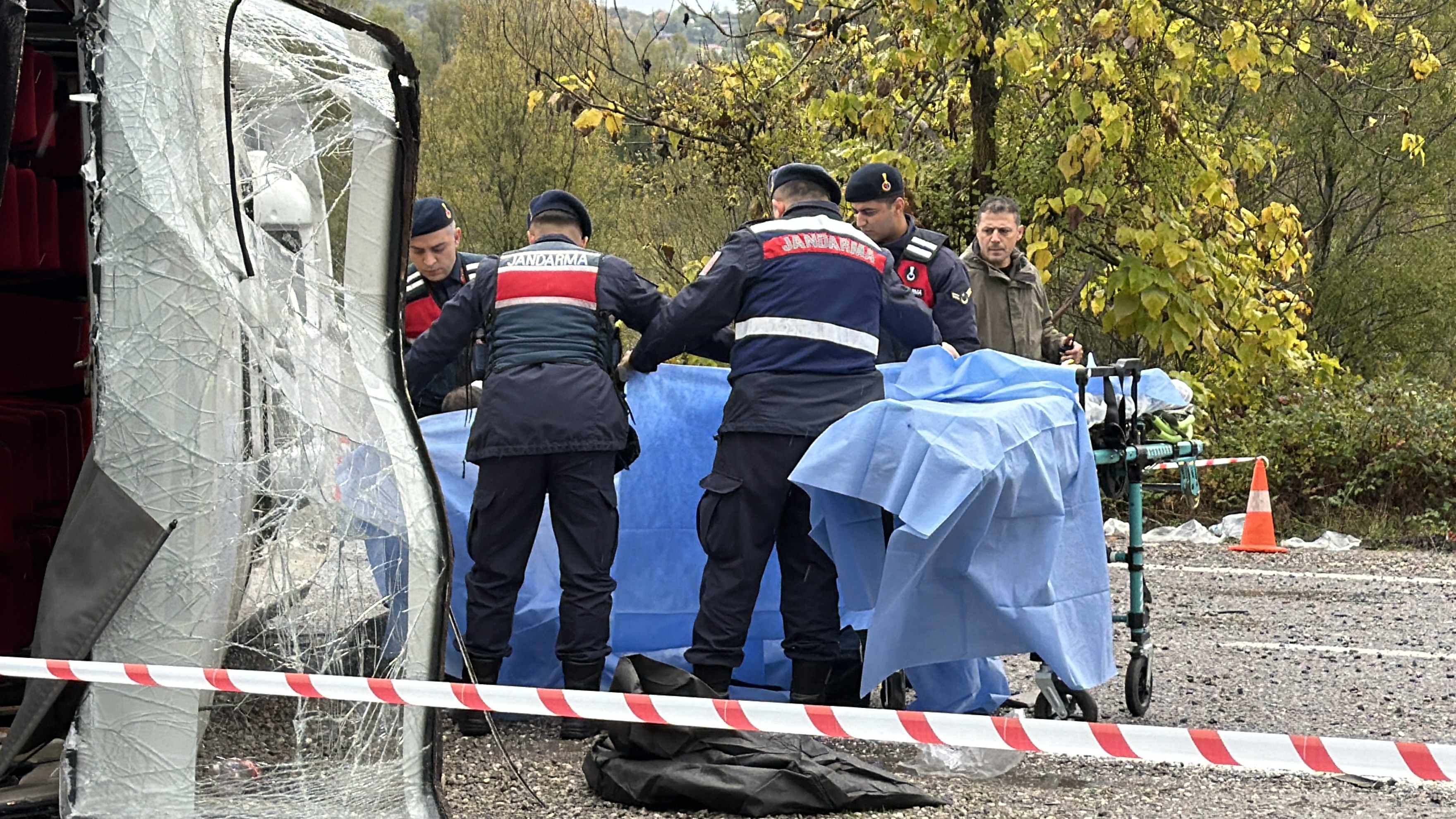 Yaralanan 19 kişi ise ilk müdahaleleri sonrası ambulanslarla çevredeki hastanelere kaldırıldı. Demircan’ın cansız bedeni de inceleme sonrası morga götürüldü.