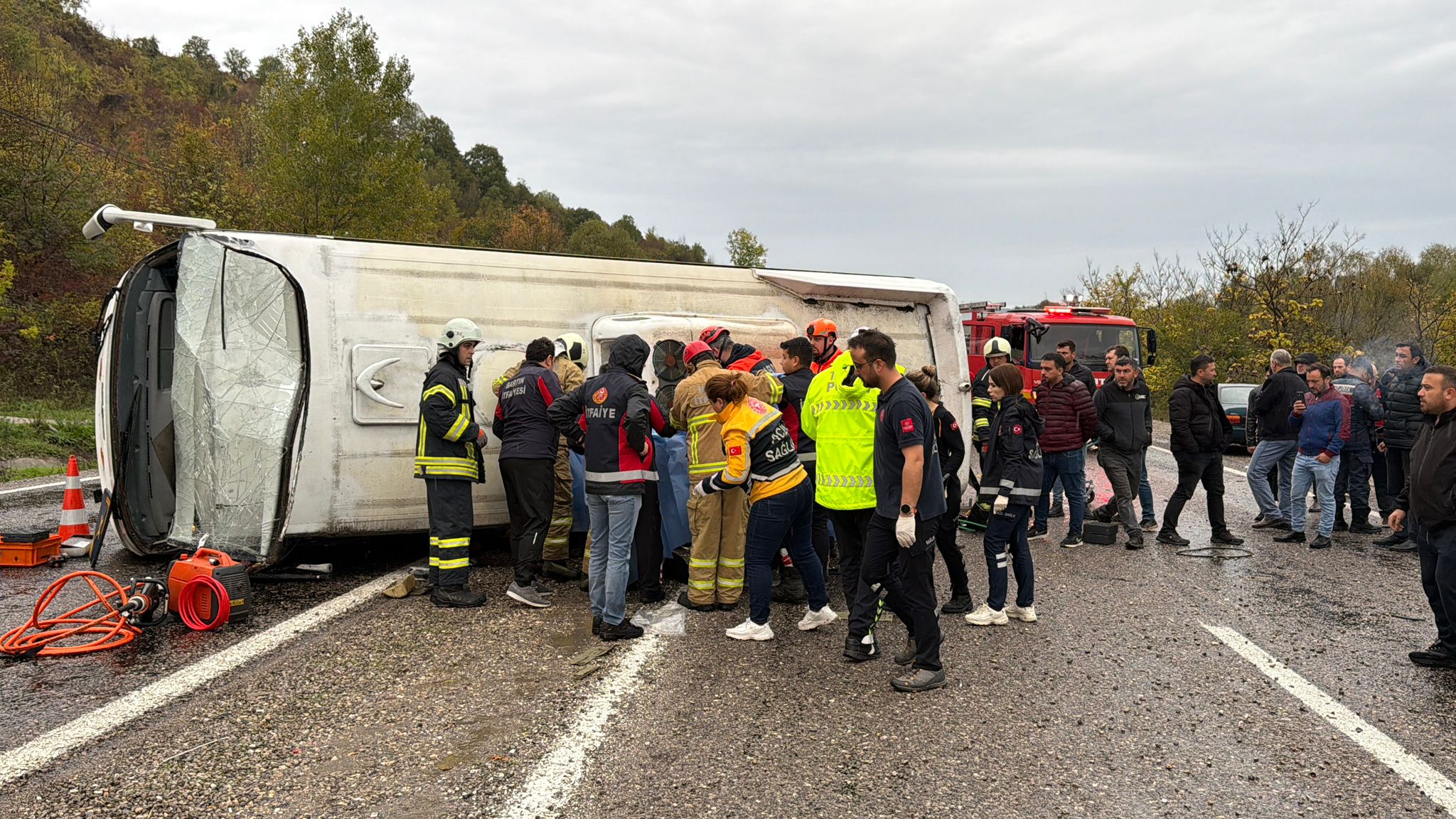 Kaza, saat 07.30 sıralarında Bartın-Karabük kara yolunun Muratbey köyü mevkisinde meydana geldi. Tekstil işçilerini taşıyan Birol Erkiş (52) yönetimindeki 74 AAV 314 plakalı servis midibüsü kontrolden çıkarak devrildi.