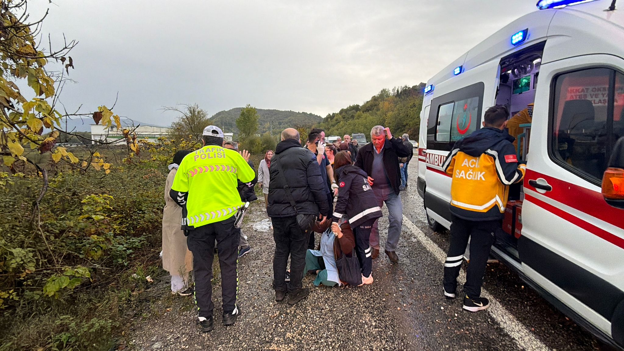 Yoldan geçen diğer sürücülerin ihbarı üzerine kaza yerine çok sayıda sağlık, polis ve itfaiye ekibi sevk edildi. Sağlık ekipleri, araçta bulunan işçilerden Fatma Demircan'ın hayatını kaybettiğini belirledi.