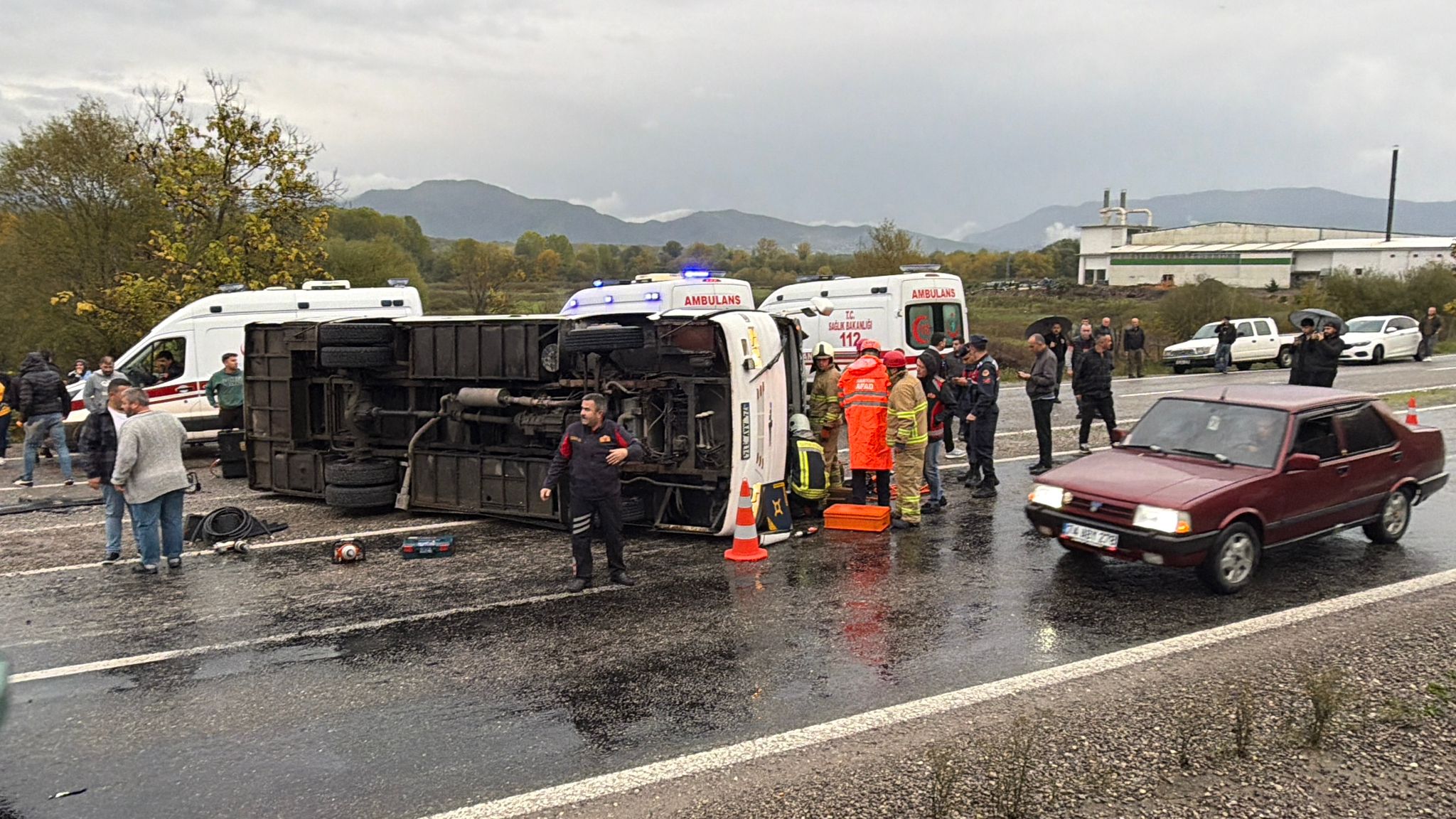 Devrilen midibüs çekici ile kaldırılırken, tek şeritten sağlanan trafik de normale döndü. Olay yerine Bartın İl Emniyet Müdürü Hüseyin Adatepe ve Bartın İl Jandarma Komutanı Albay Mehmet Baykal gelerek, incelemelerde bulundu.