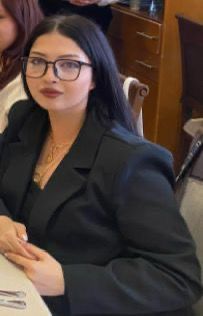 E.B. idaresindeki 78 ACJ 336 plakalı kamyonet ile Hilal Kahreman yönetimindeki 78 ABT 945 plakalı motosiklet çarpıştı. Kazanın ardından savrulan motosiklet devrilirken sürücü de sürüklendi.