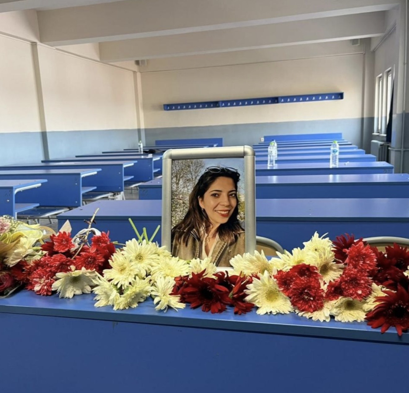 Alkollü Sürücü Kurbanı Edanur’un sırası çiçeklerle donatıldı