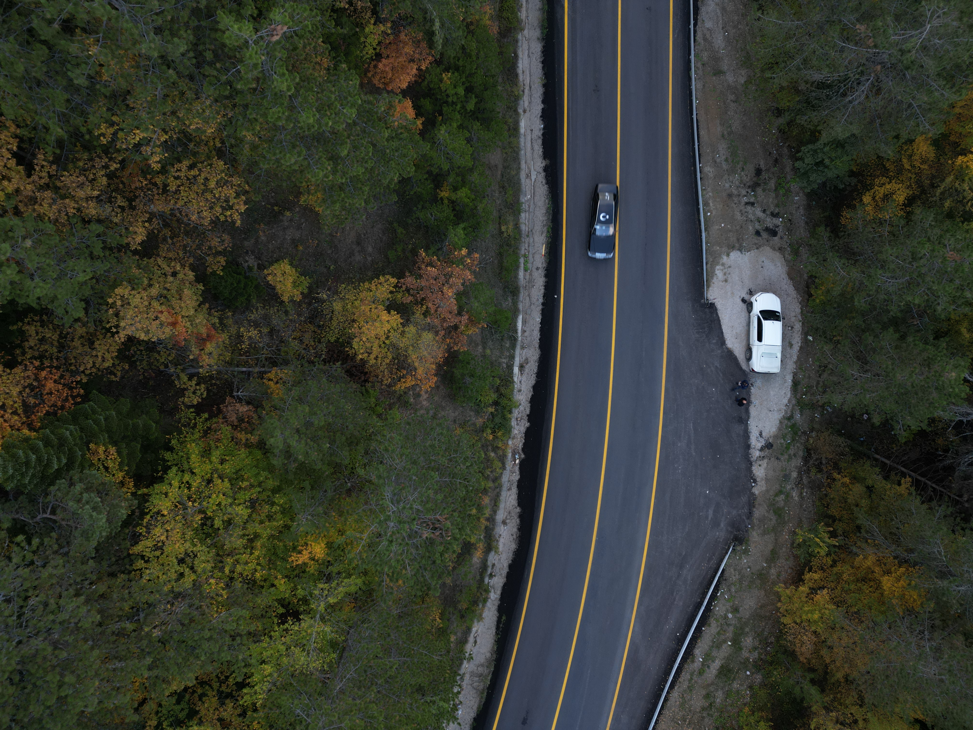 Bartın-Karabük yolunu kullanan sürücüler, 500 rakımdaki Ovacuma köyünden başlayıp, yaklaşık 15 kilometrelik kıvrımlı yolu takip edip 1030 rakımlı Ahmetusta Geçidi’ne ulaşıyor.
